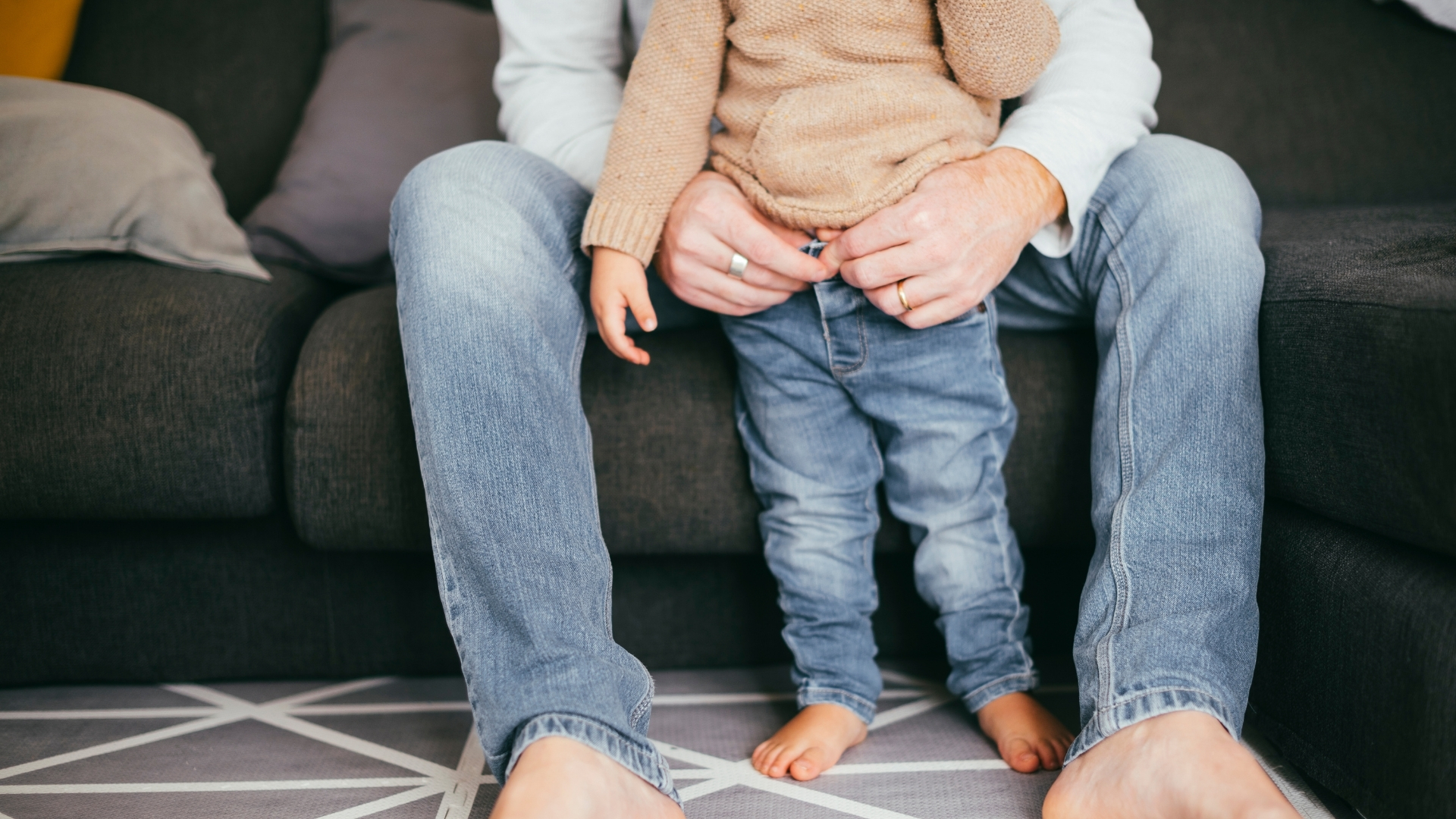 Khi quan sát, bác sĩ hoặc phụ huynh có thể nhận thấy sự vắng mặt của tinh hoàn trong bìu