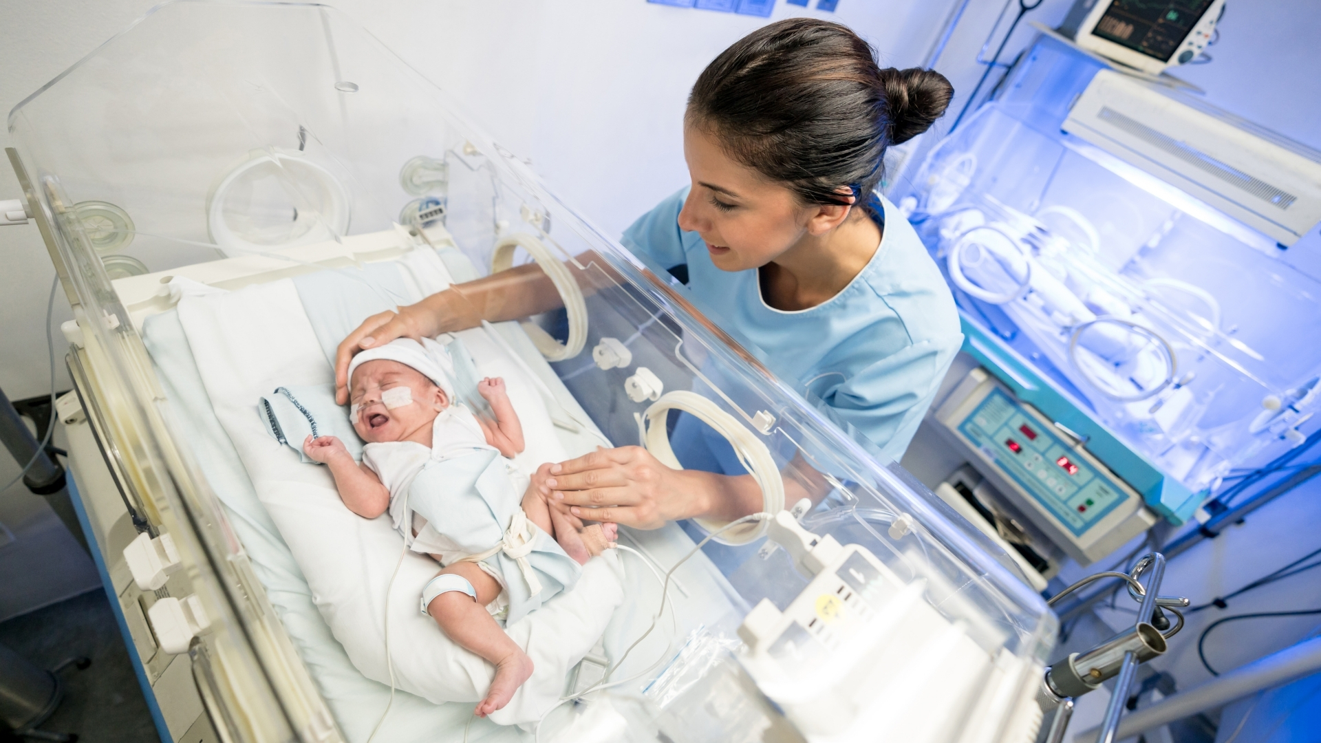 Trẻ sinh non có nguy cơ cao hơn vì quá trình di chuyển của tinh hoàn thường hoàn tất vào cuối thai kỳ