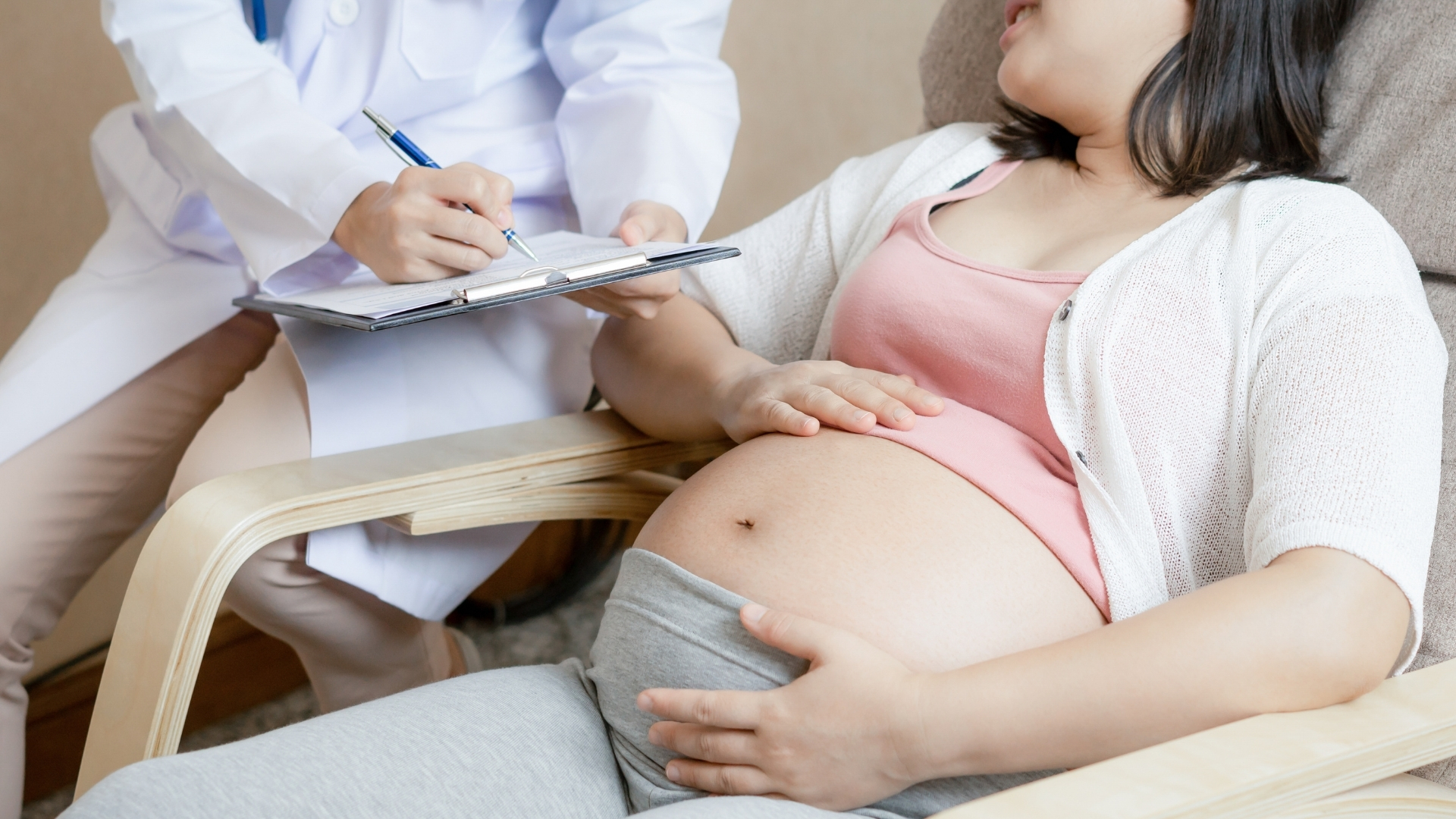 Theo dõi thai kỳ đầy đủ để đảm bảo thai nhi phát triển bình thường và phát hiện sớm các yếu tố nguy cơ