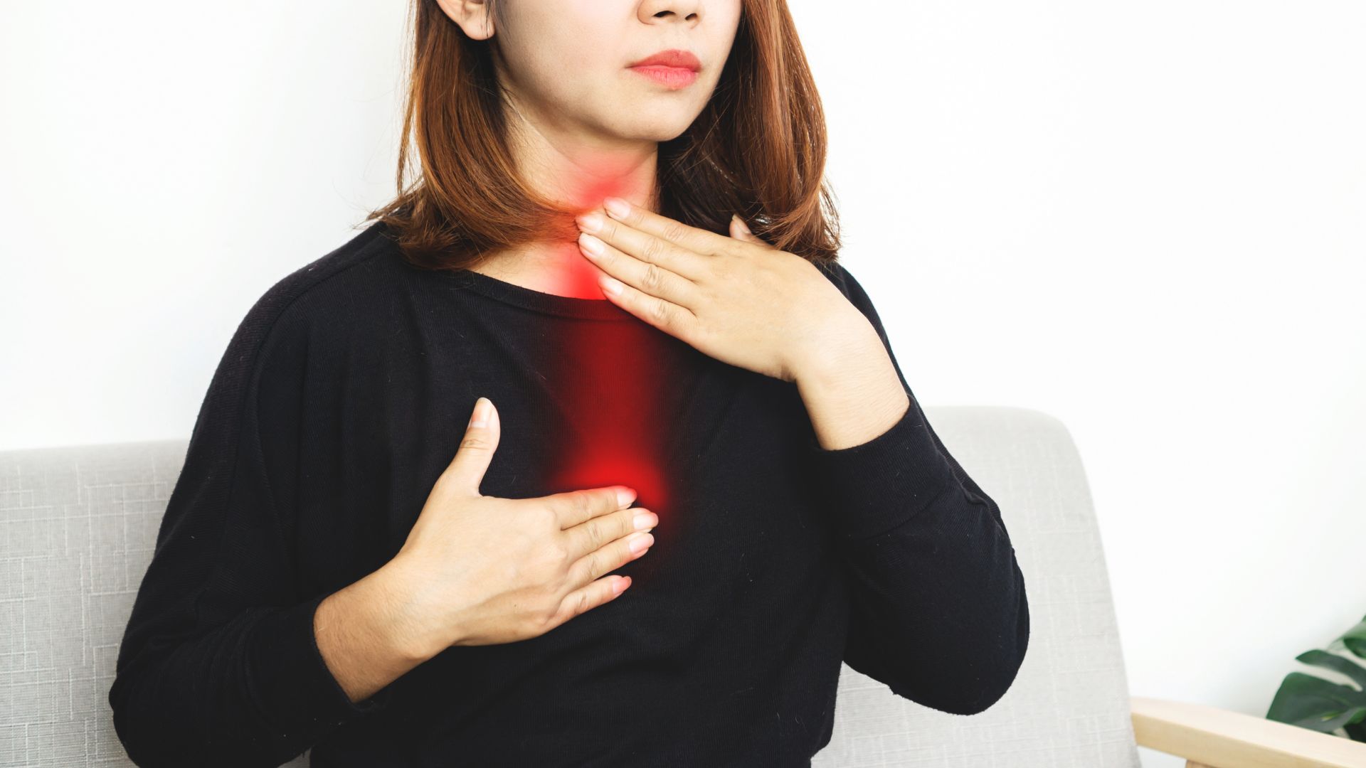 Đau tức vùng ngực sau xương ức là một dấu hiệu trào ngược dạ dày