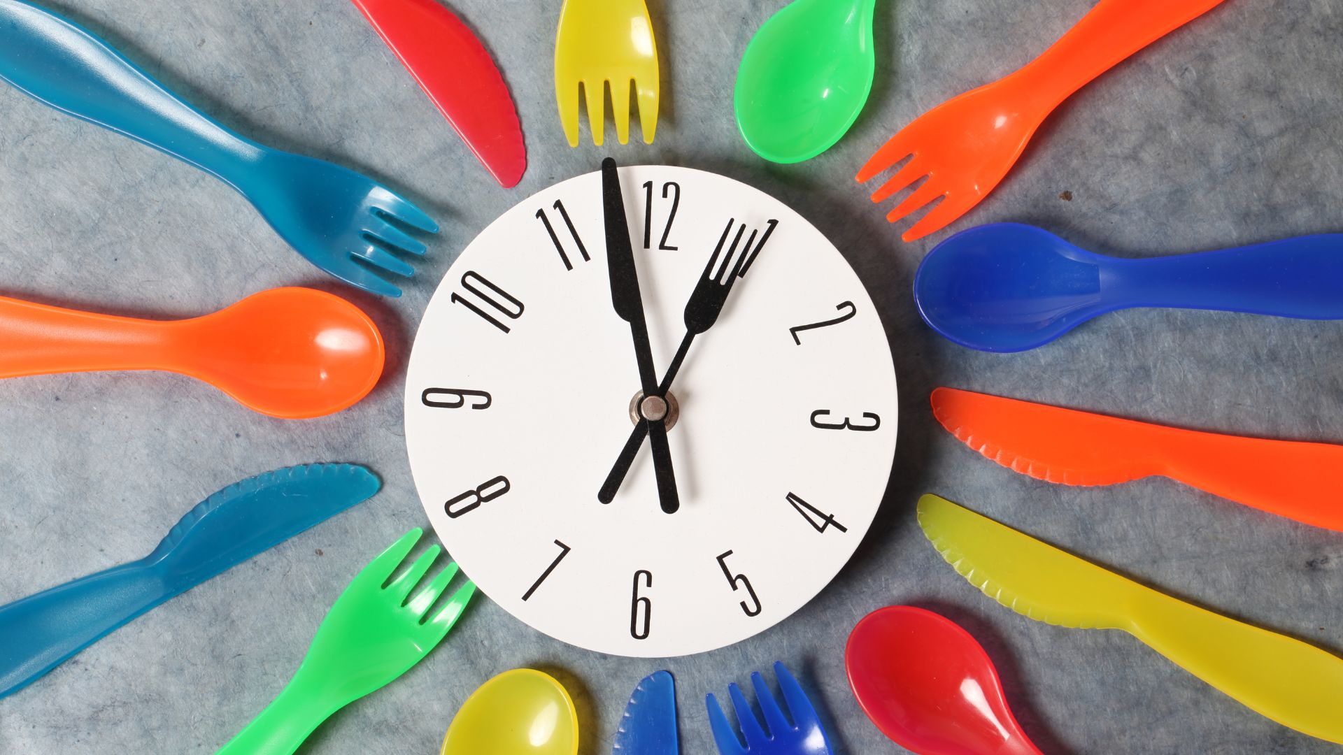 Duy trì thói quen sinh hoạt khoa học, ăn đúng giờ, tránh ăn khuya và không nằm ngay sau ăn