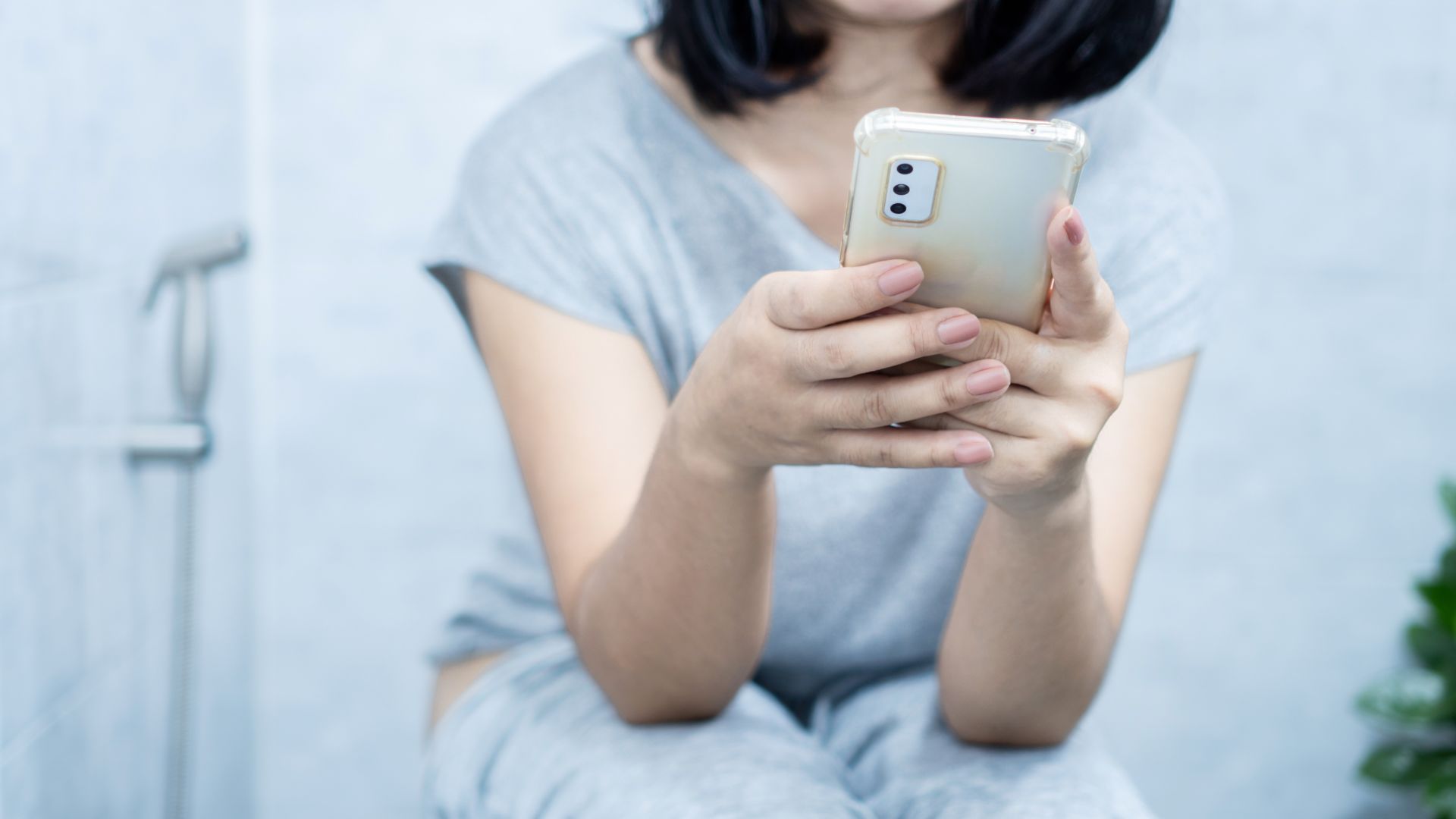 Thói quen ngồi lâu trong nhà vệ sinh tăng tạo áp lực liên tục lên vùng hậu môn và thúc đẩy búi trĩ sa ra khi đại tiện