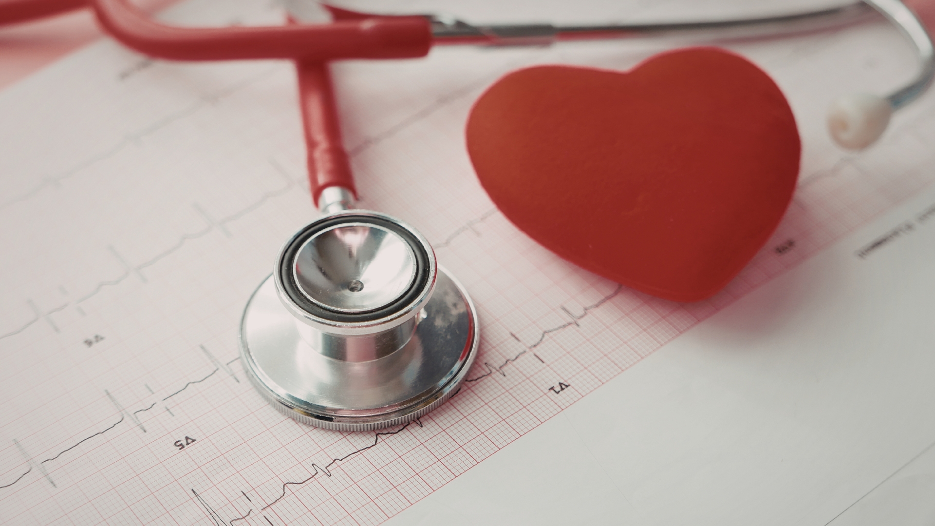 Các rối loạn nhịp tim như nhịp nhanh thất, rung thất hoặc nhịp tim quá chậm có thể làm tim không bơm máu hiệu quả