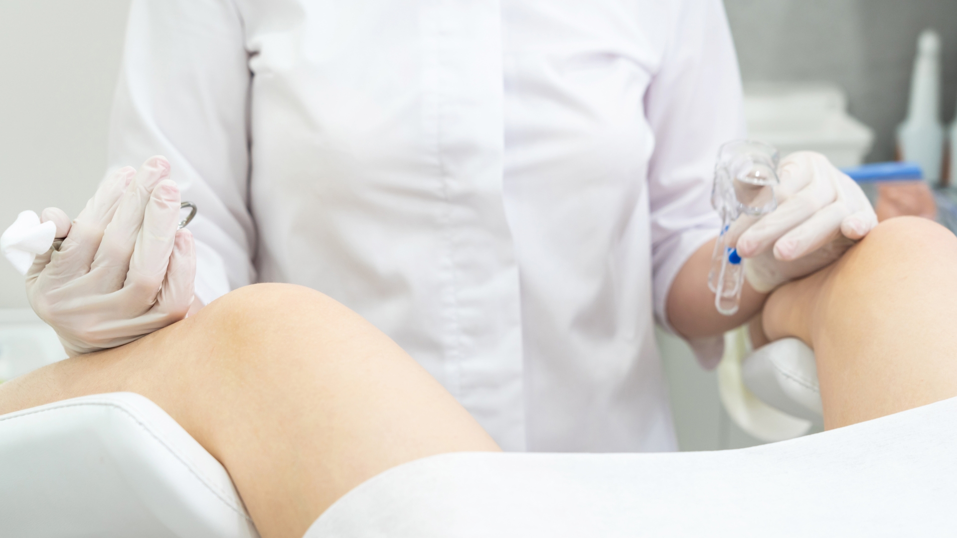 Khám phụ khoa là bước đầu quan trọng giúp bác sĩ nghi ngờ dị tật tử cung