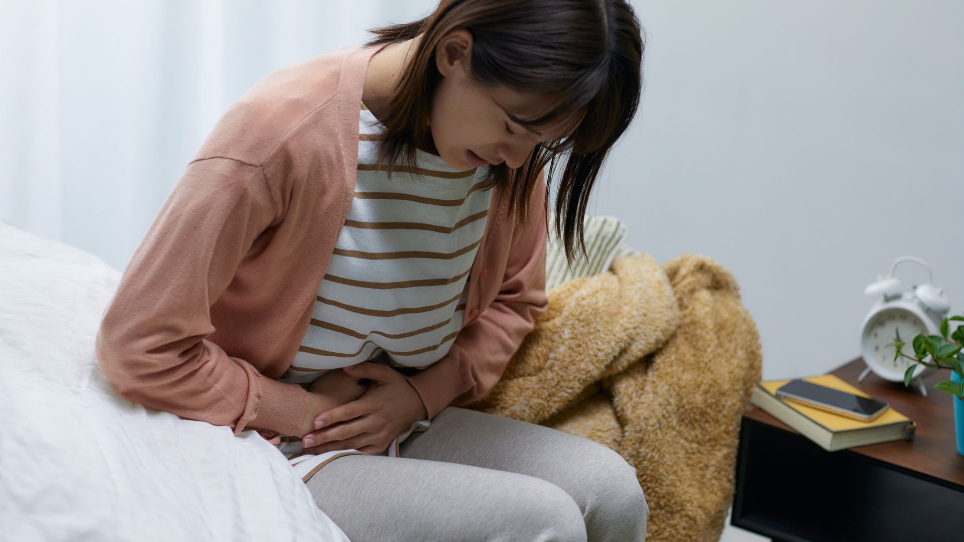 Đau khó chịu vùng bụng và thay đổi tính chất phân là một trong những triệu chứng của u đại tràng góc gan