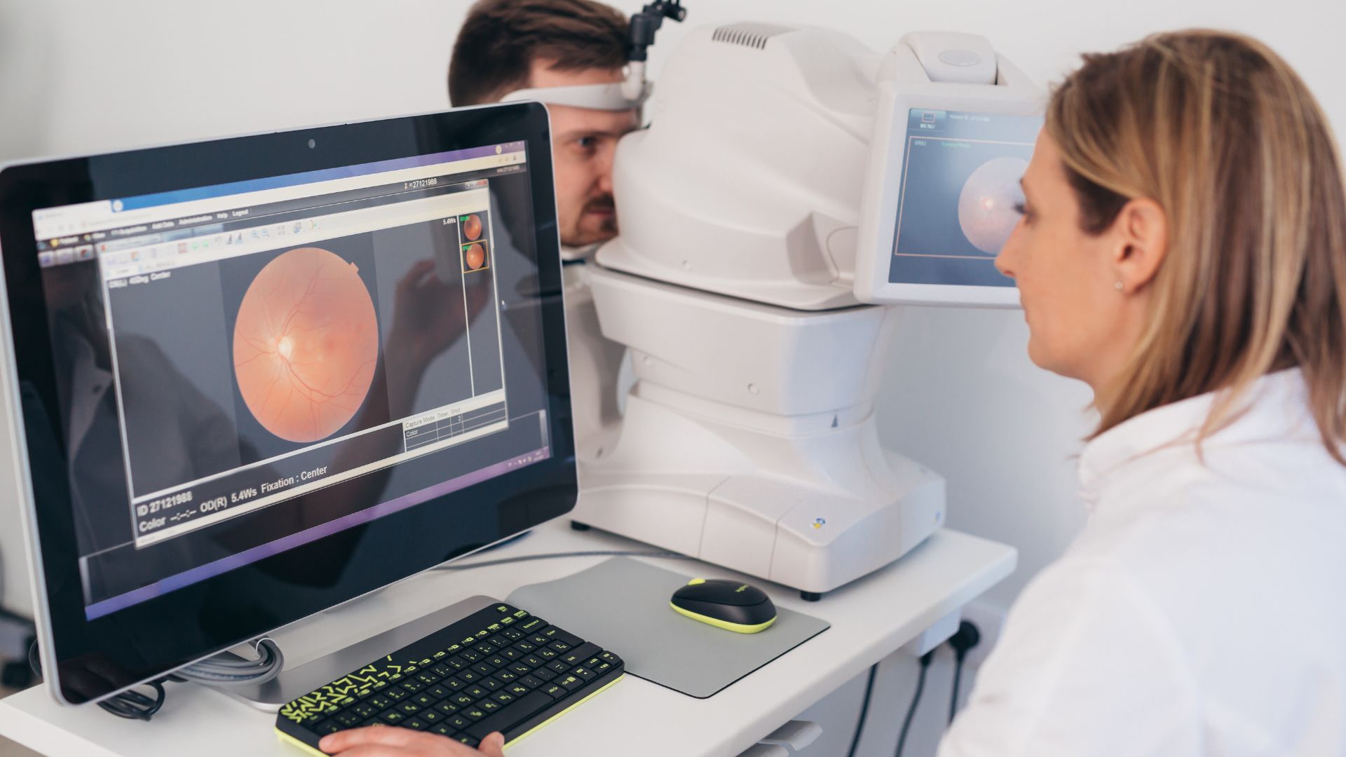 Soi đáy mắt giúp quan sát trực tiếp khối u trong võng mạc, đánh giá vị trí, kích thước và số lượng tổn thương