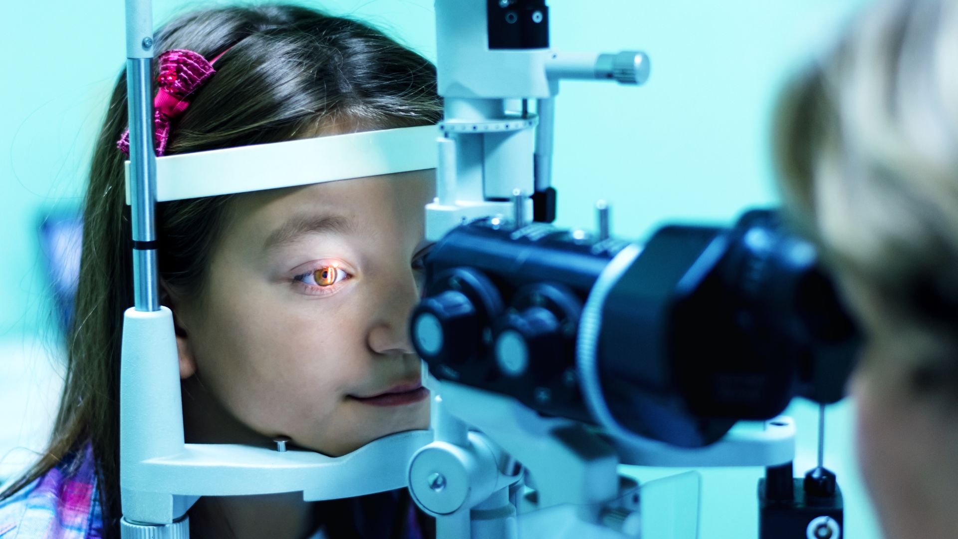 Khám mắt định kỳ cho trẻ nhỏ giúp phát hiện sớm các dấu hiệu bất thường như đồng tử trắng hoặc lé mắt