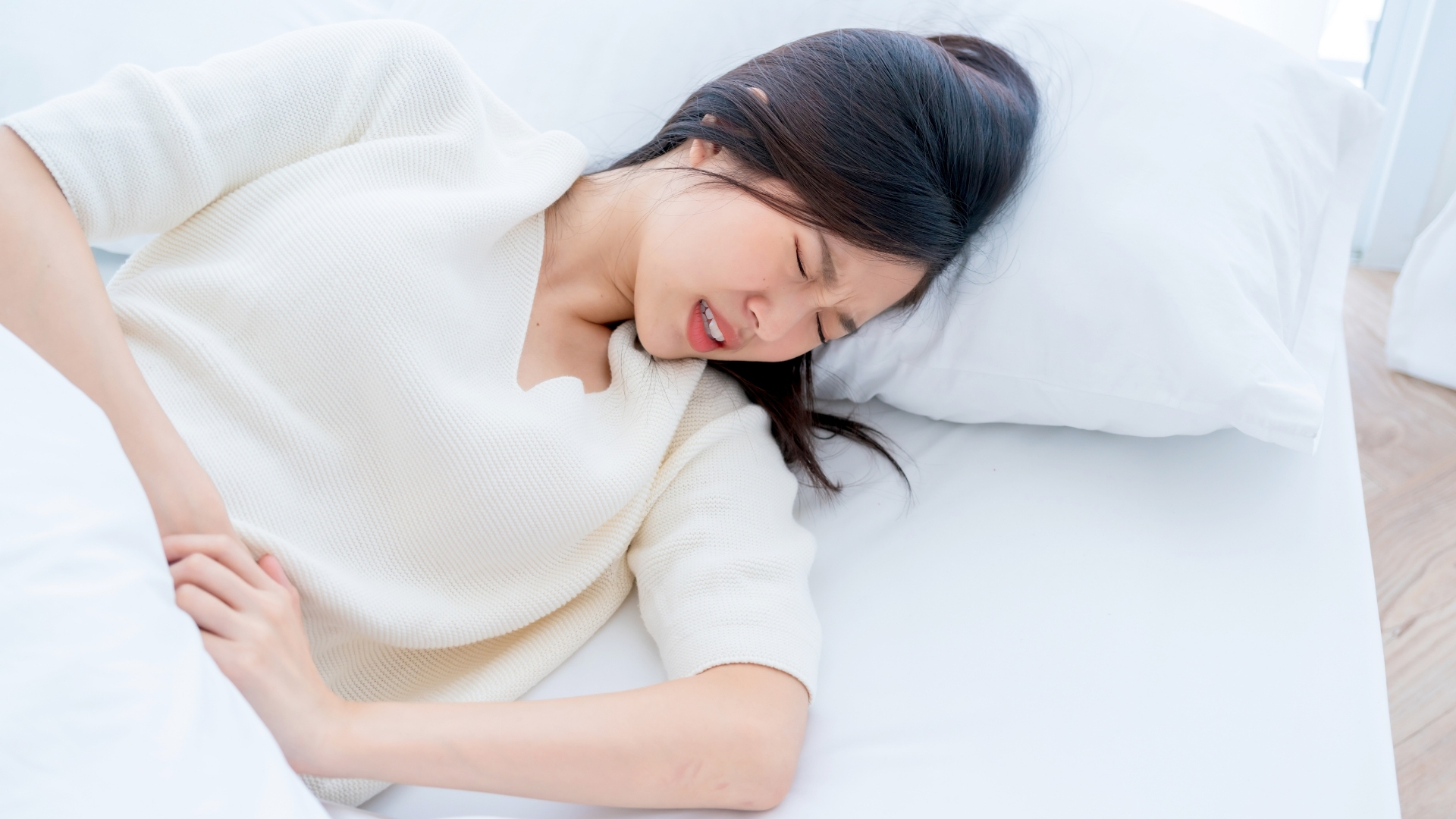 Đau tức hoặc nặng vùng hạ sườn phải là một triệu chứng phổ biến, xuất hiện khi khối u phát triển và gây chèn ép bao gan