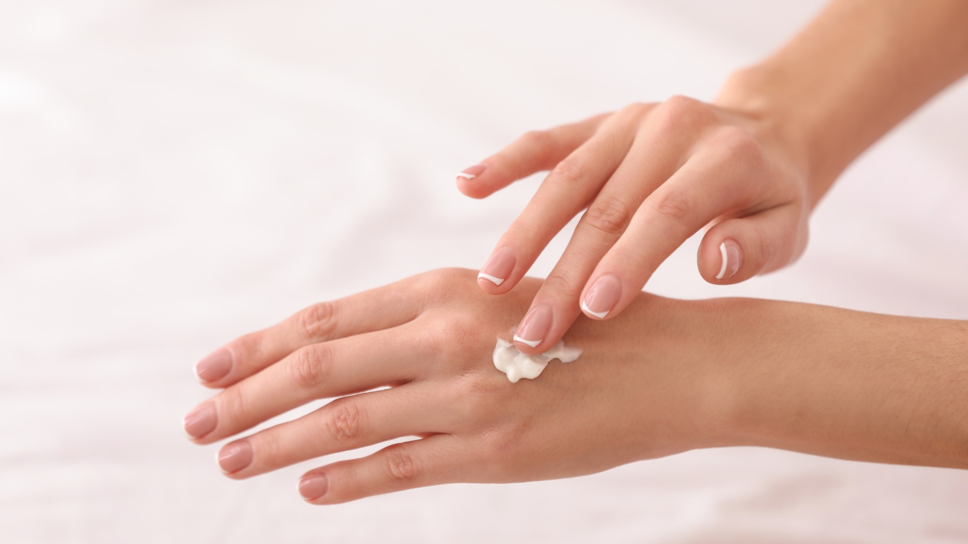 Dưỡng ẩm da hằng ngày bằng kem dưỡng phù hợp giúp hạn chế khô da, bong tróc