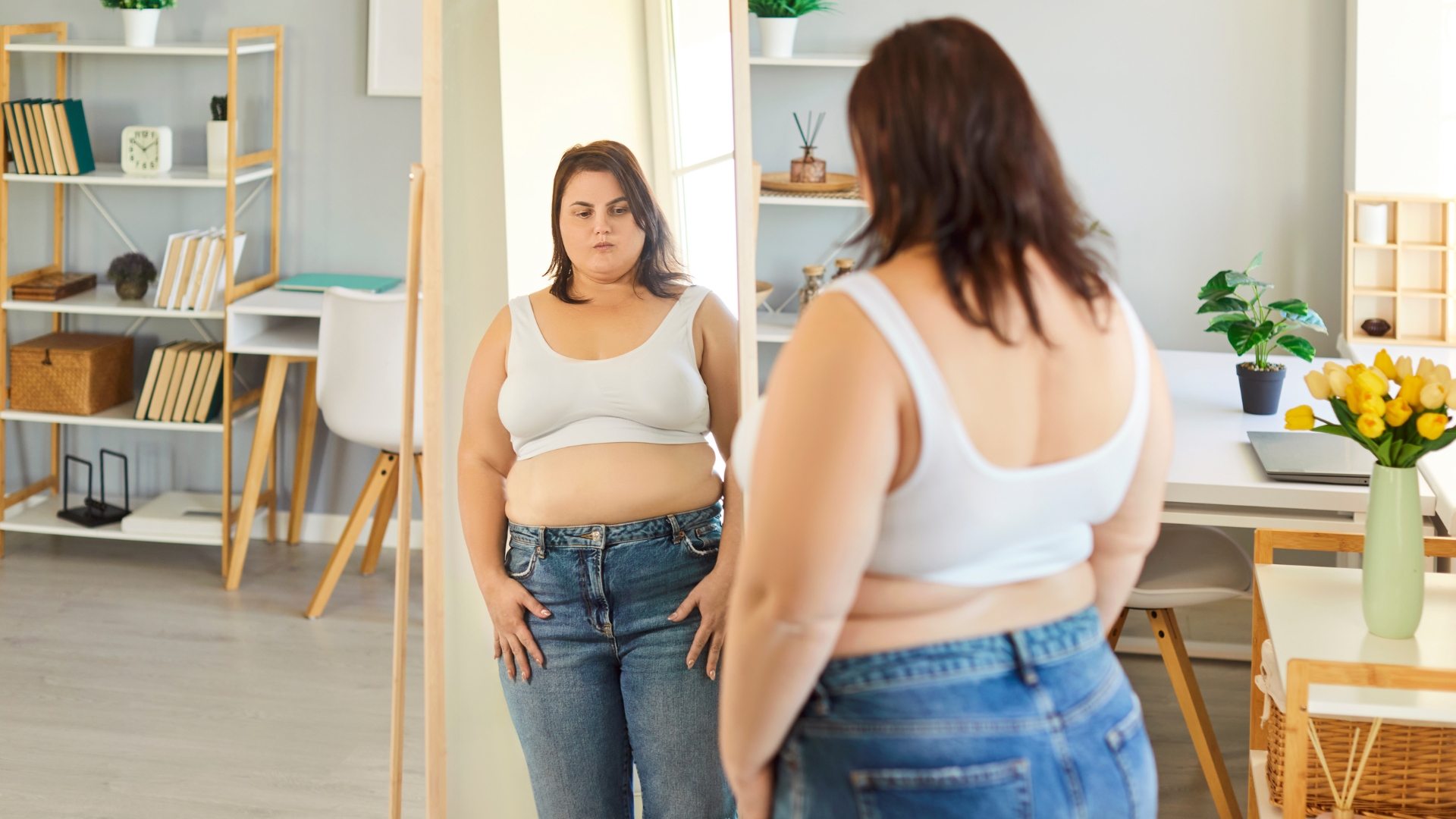 Khối lượng cơ thể tăng cao làm tăng áp lực lên khớp gối, khiến các cấu trúc xung quanh dễ bị tổn thương do quá tải