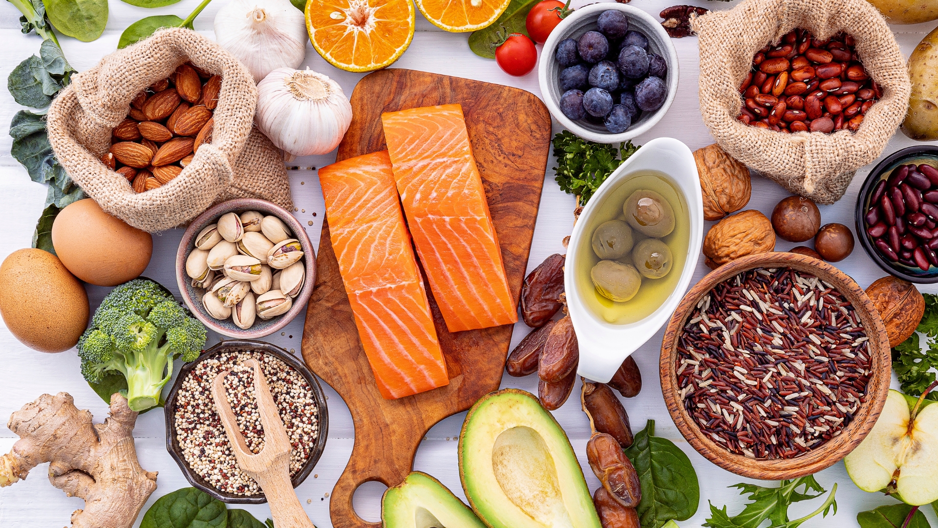 Bổ sung rau xanh đậm, cá béo, các loại hạt và dầu thực vật như dầu ô liu giúp kiểm soát phản ứng viêm trong cơ thể