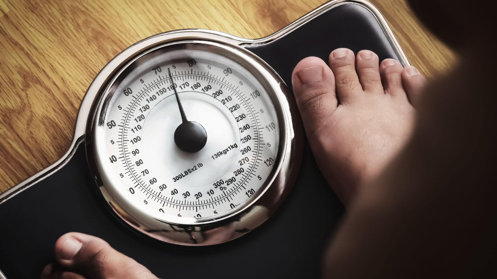 Duy trì cân nặng hợp lý giúp giảm áp lực lên gót chân và lòng bàn chân khi đi lại