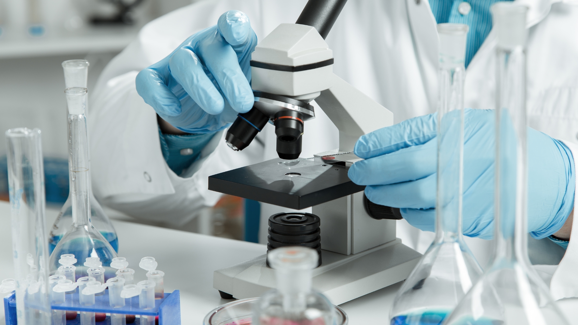 Sinh thiết cơ tim cho phép đánh giá tình trạng viêm, hoại tử tế bào cơ tim và sự hiện diện của các tế bào viêm