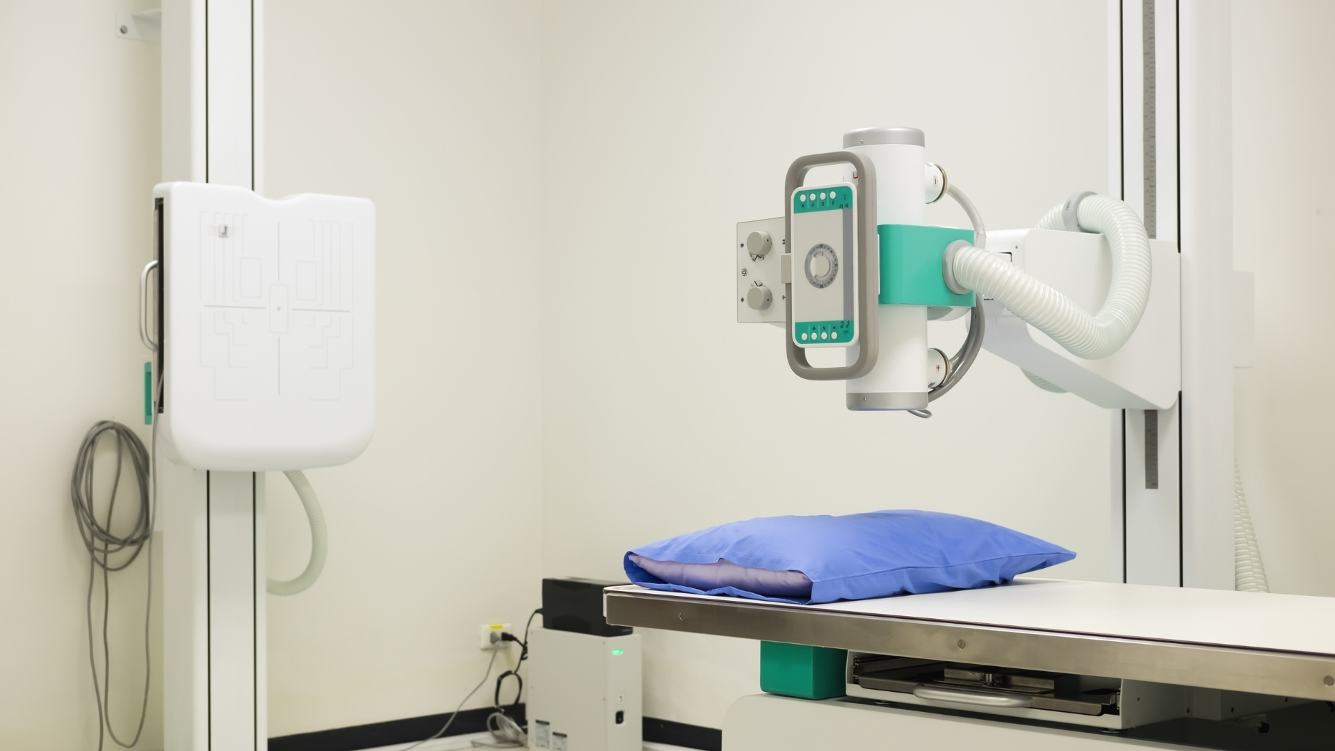 X-quang khớp cùng chậu là phương pháp kinh điển để phát hiện tổn thương xơ cứng, hẹp khe khớp hoặc bào mòn hai bên