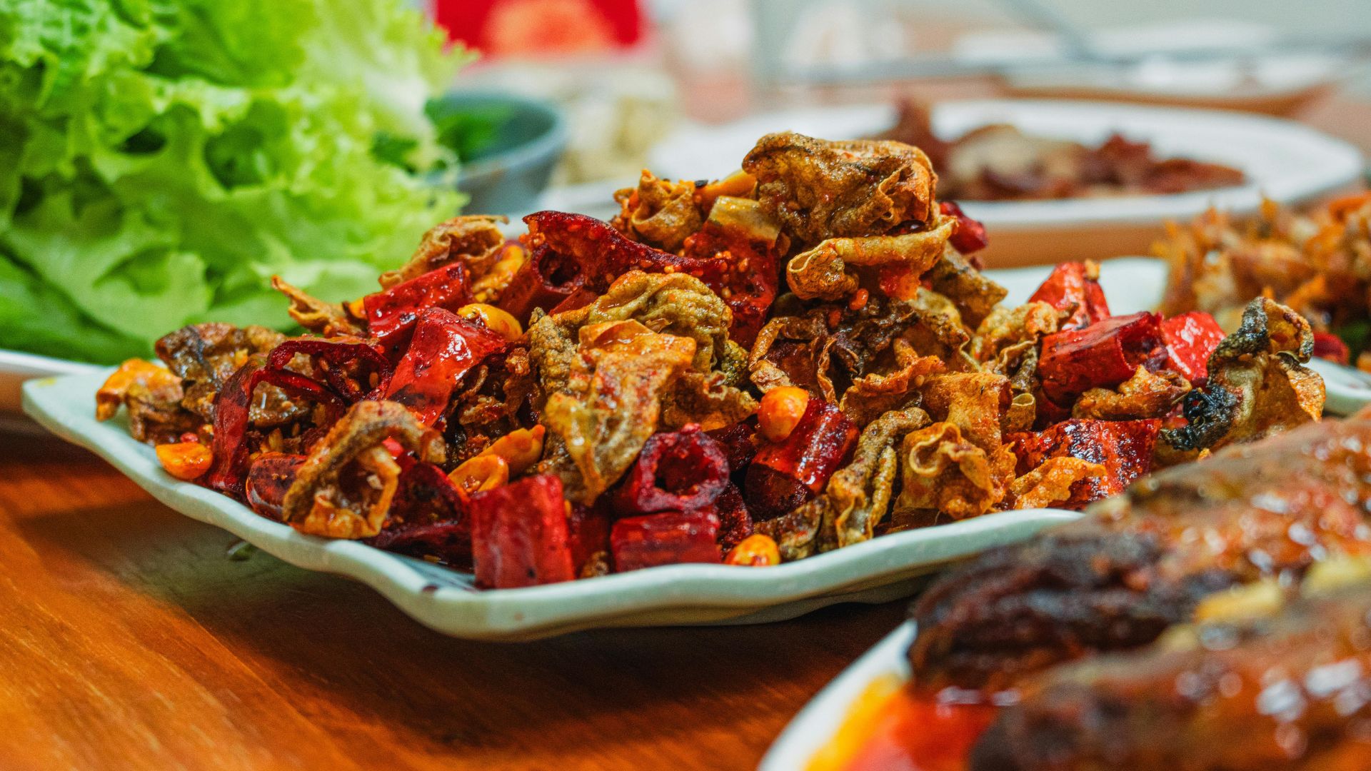 Hạn chế thực phẩm quá nhiều dầu mỡ, cay nóng để tránh làm nặng thêm triệu chứng