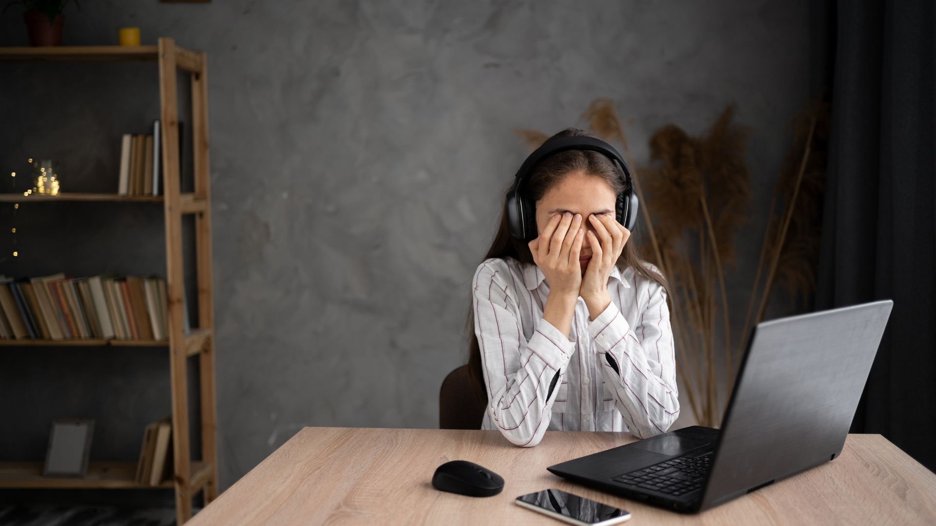 Người bệnh có thể cảm thấy đau sâu trong hốc mắt, đặc biệt khi đảo mắt.