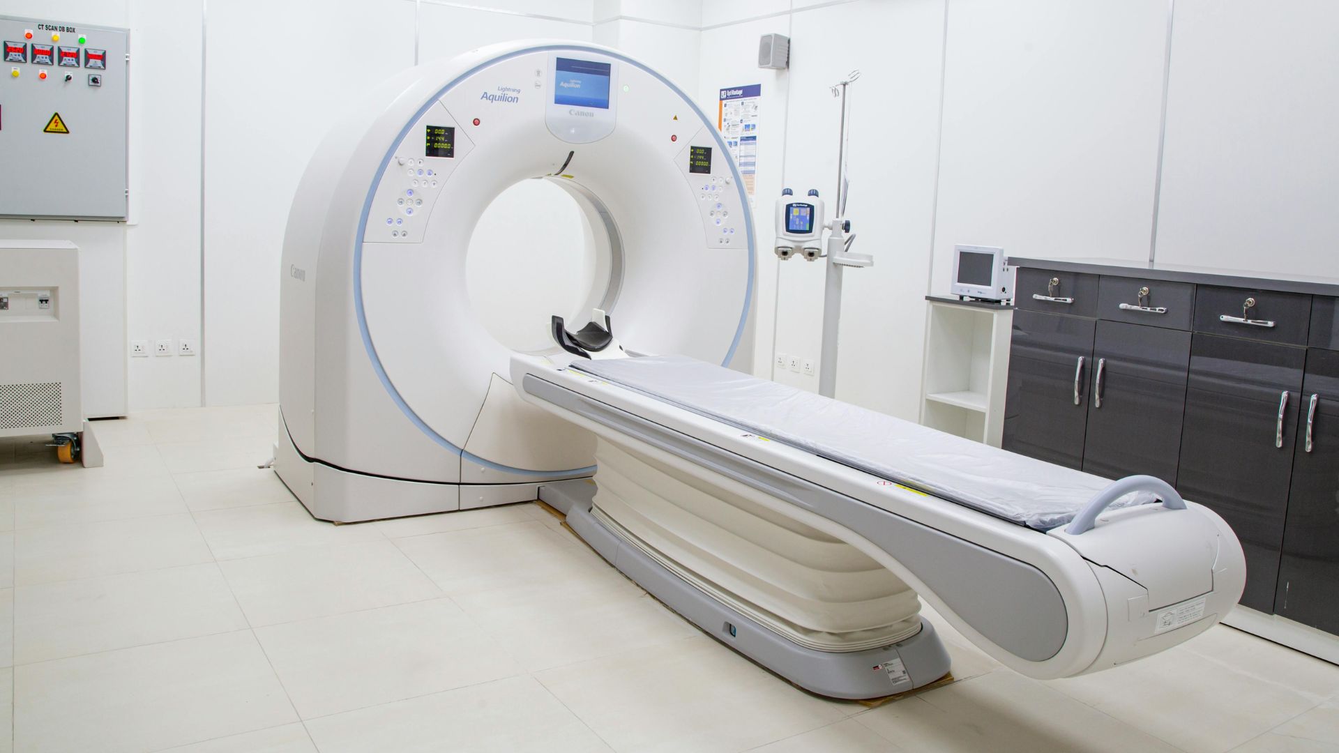 Chụp cộng hưởng từ não và hốc mắt giúp phát hiện tổn thương viêm hoặc mất myelin của dây thần kinh thị giác