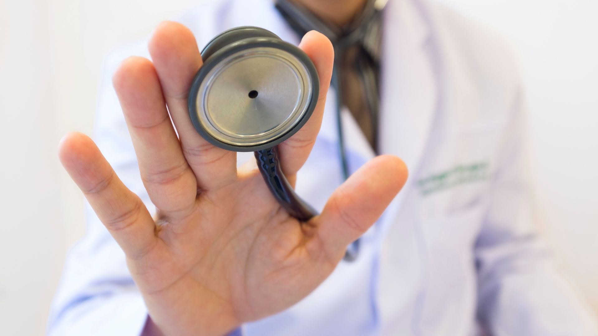 Theo dõi và điều trị tốt các bệnh tự miễn hoặc bệnh thần kinh có liên quan.