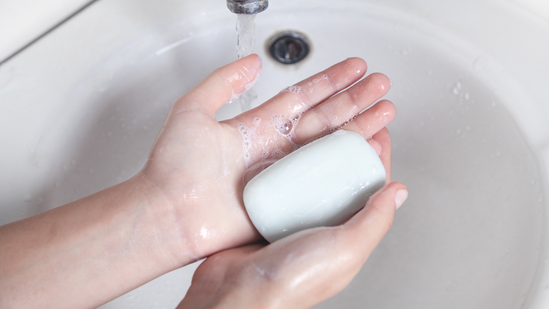 Rửa tay thường xuyên bằng xà phòng, đặc biệt là sau khi tiếp xúc với trẻ nhỏ, thay tã hoặc tiếp xúc với dịch cơ thể