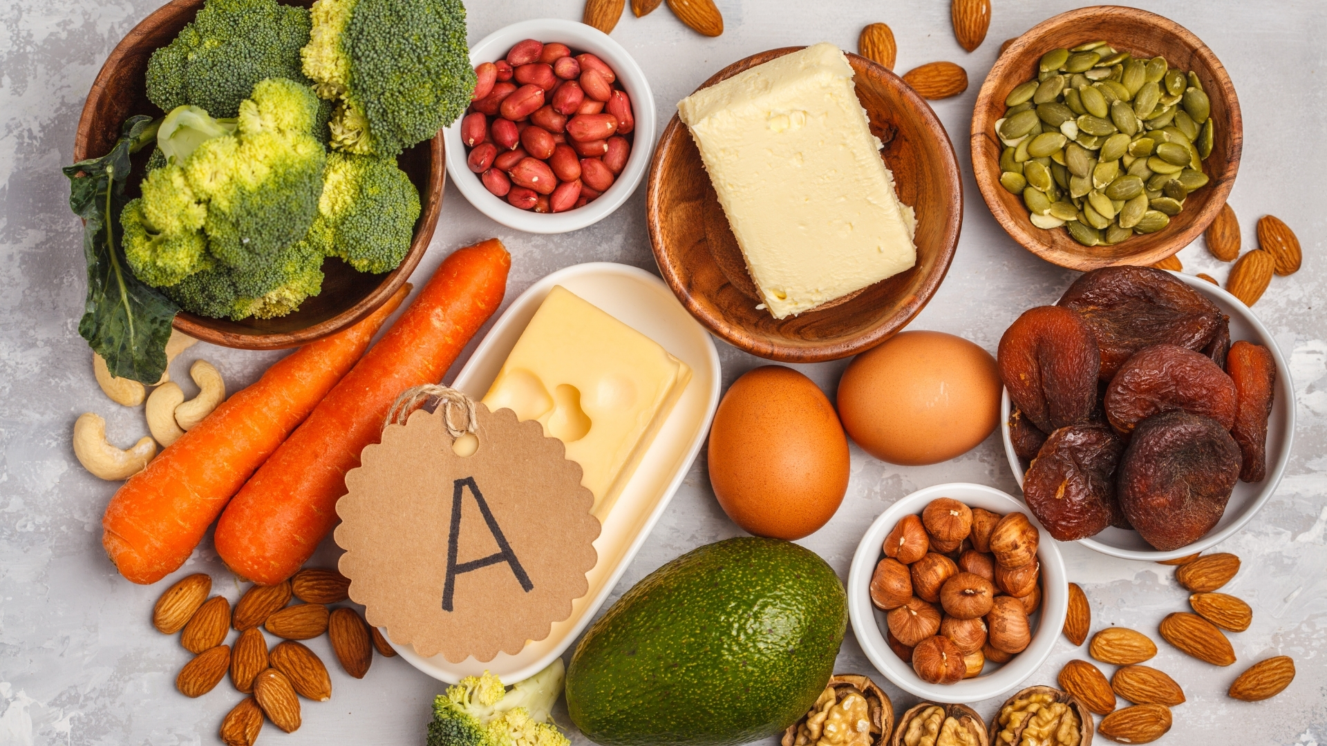 Vitamin A là yếu tố thiết yếu trong việc duy trì cấu trúc và chức năng của biểu mô giác mạc; thiếu hụt có thể dẫn đến khô mắt và viêm