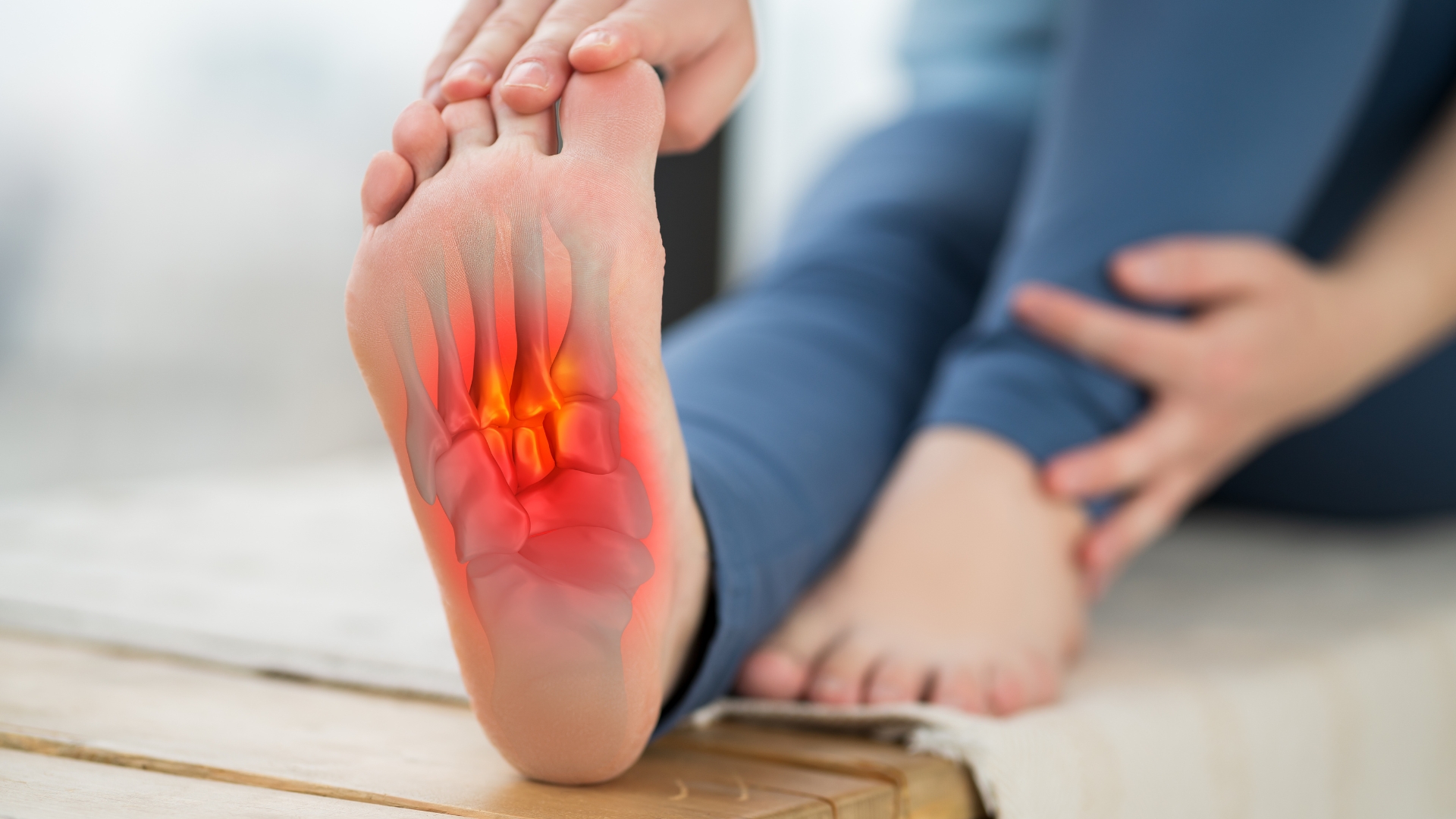 Viêm khớp bàn chân thường gây đau âm ỉ hoặc dữ dội tại một hoặc nhiều khớp ở bàn chân
