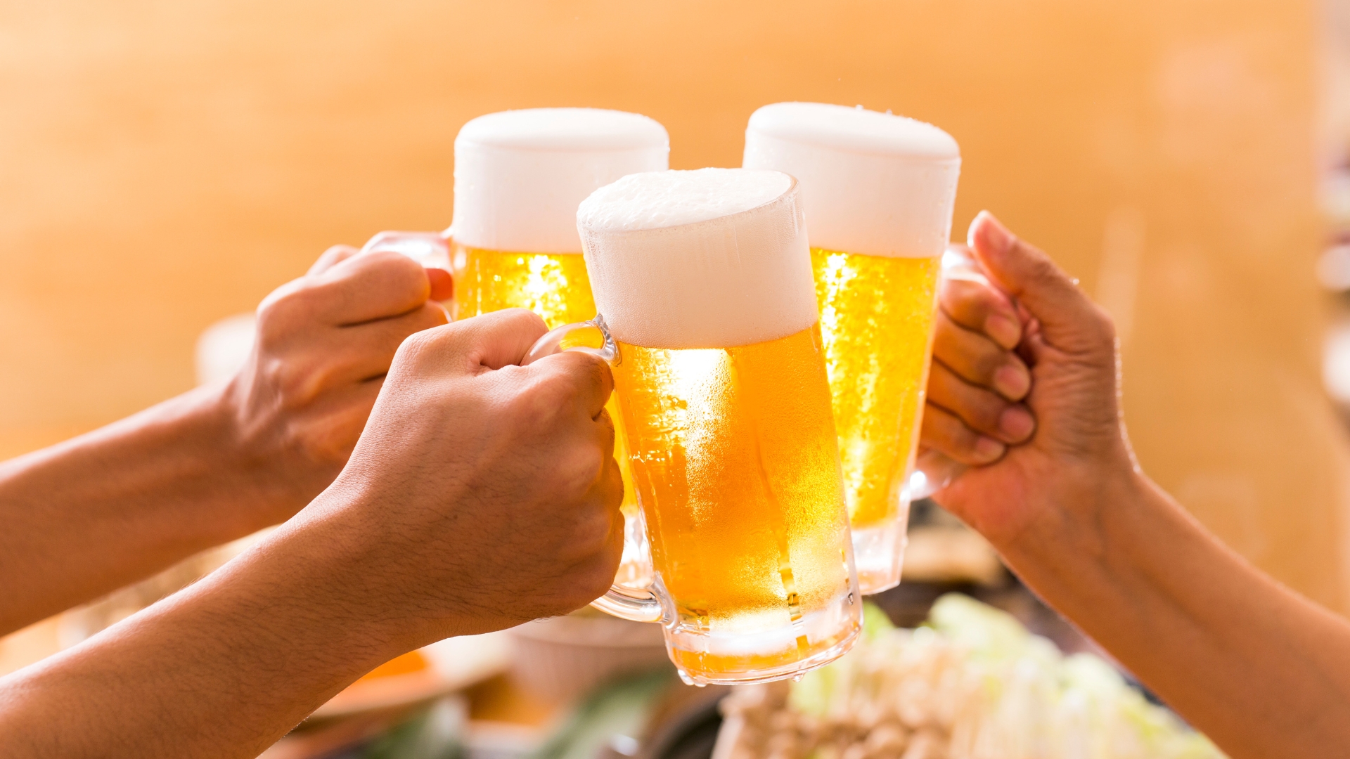 Với bệnh nhân bị gout, cần tránh uống rượu bia