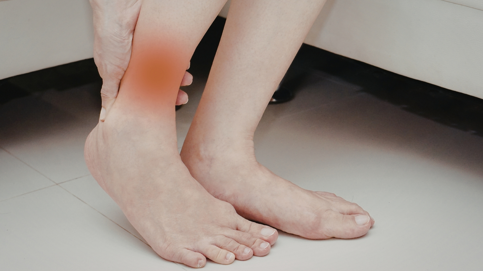 Đau khớp cổ chân là triệu chứng phổ biến nhất khi bị viêm khớp cổ chân