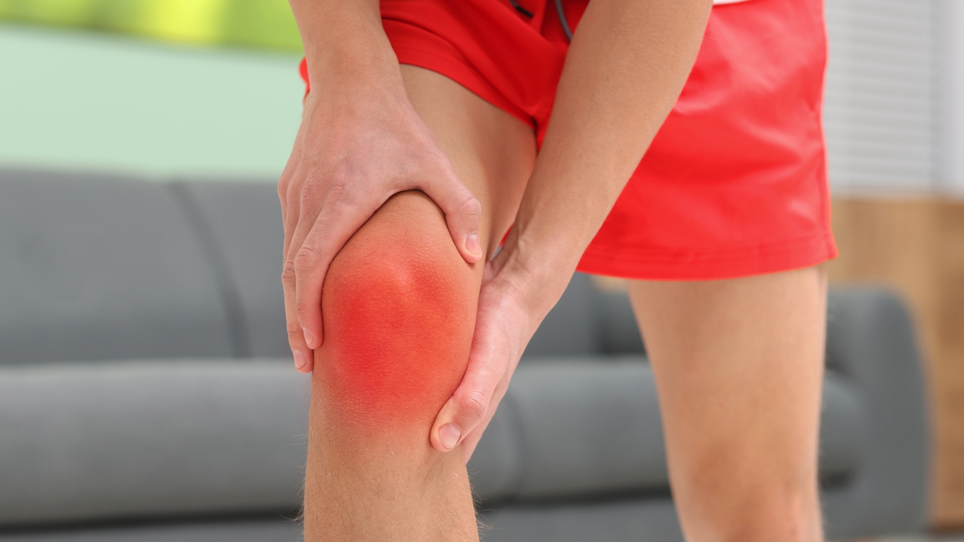 Người bệnh thường cảm thấy đau âm ỉ hoặc đau nhói tại khớp gối, đặc biệt khi vận động, đi lại hoặc thay đổi tư thế