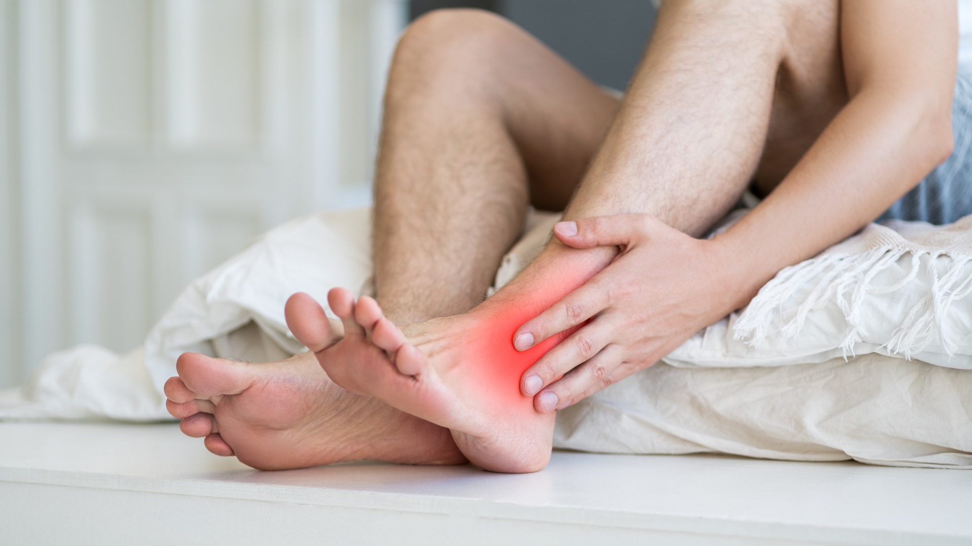 Triệu chứng nổi bật của viêm khớp phản ứng nhất là đau và sưng ở các khớp