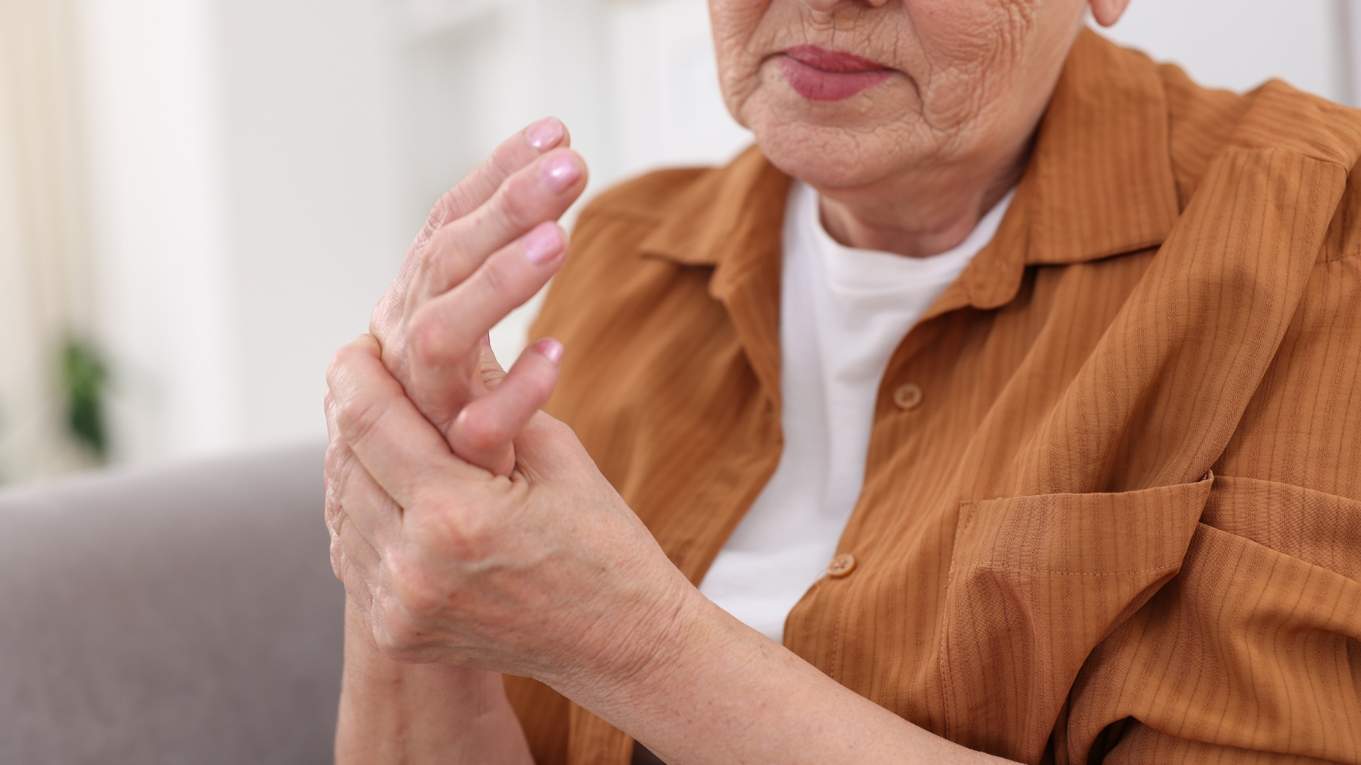 Viêm khớp tự miễn thường gây cơn đau tại các khớp nhỏ như khớp ngón tay, cổ tay, ngón chân và có tính chất kéo dài, âm ỉ