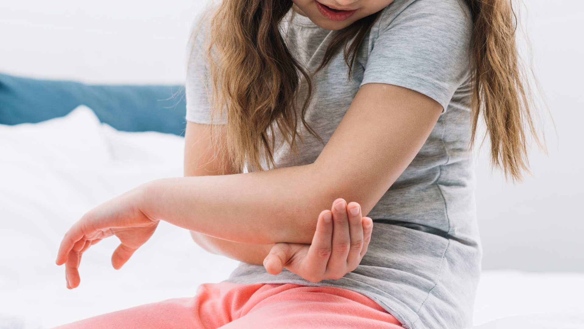 Viêm khớp tự phát thiếu niên có thể gây đau khớp và ảnh hưởng đến vận động