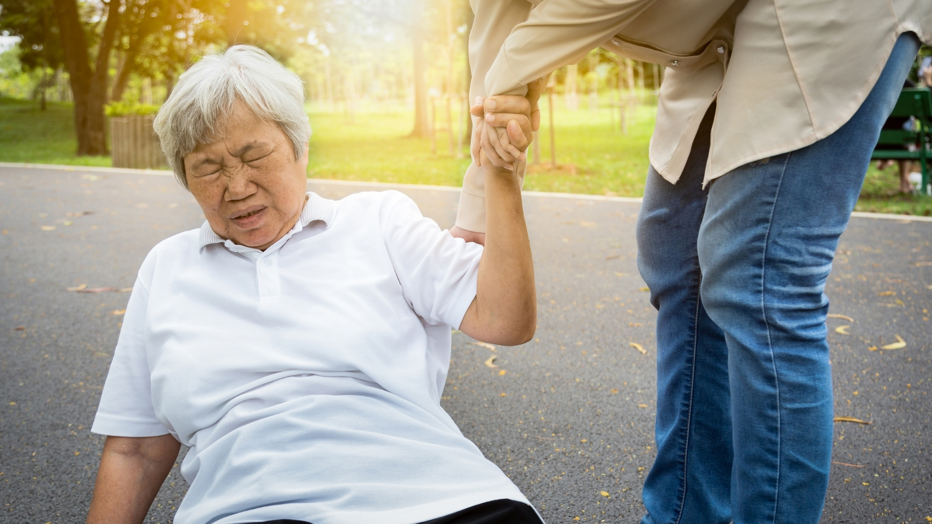 Té ngã có thể làm tổn thương sụn, bao khớp và gân quanh vai, từ đó khởi phát quá trình viêm