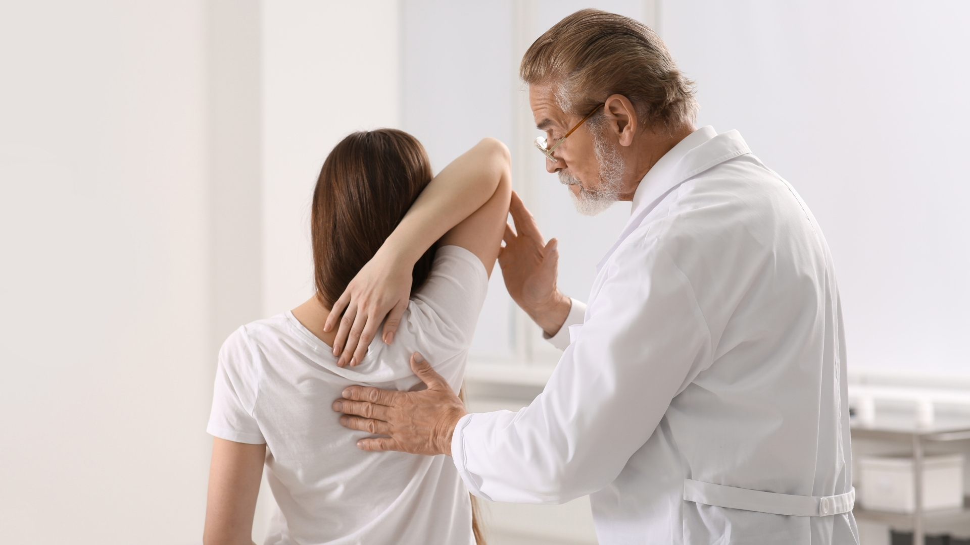 Khi thăm khám, bác sĩ đánh giá biên độ vận động chủ động và thụ động của khớp vai