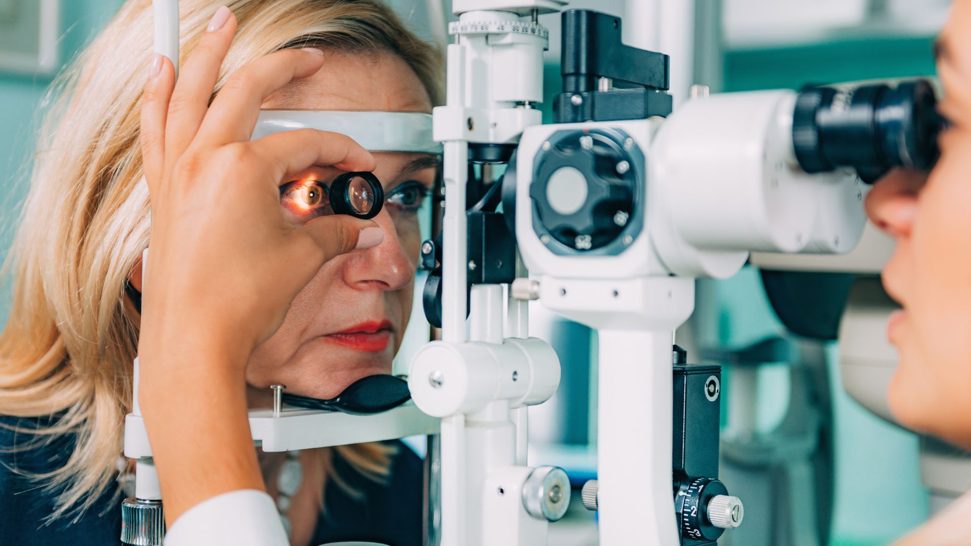 Đèn khe sinh hiển vi giúp phát hiện tế bào viêm phần trước nhãn cầu, tủa sau giác mạc, dính mống mắt và các dấu hiệu viêm tiền phòng