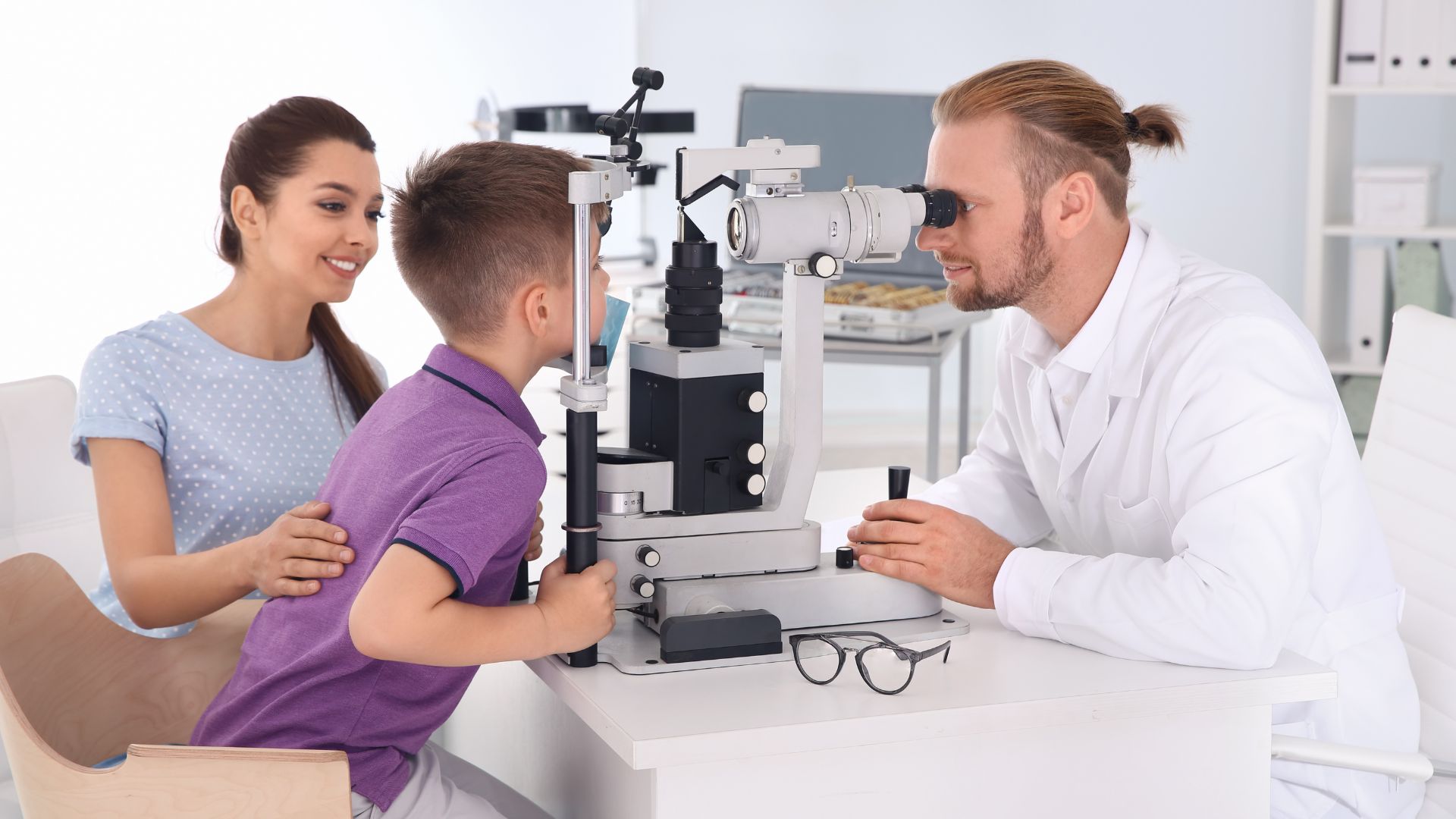 Khám mắt định kỳ giúp phát hiện sớm dấu hiệu bất thường để can thiệp kịp thời, hạn chế tiến triển bệnh