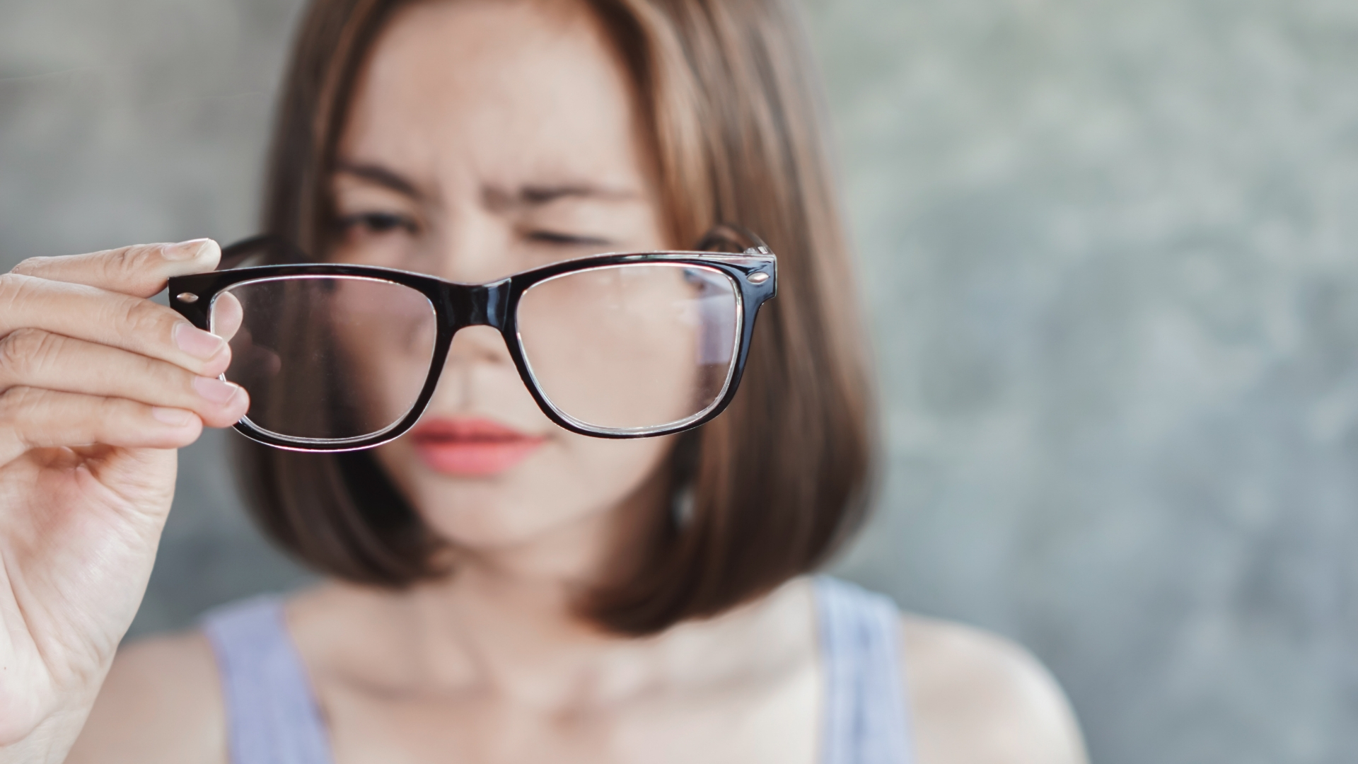 Người bị viêm màng bồ đào sau có thể nhận thấy nhìn mờ, giảm khả năng đọc chữ hoặc phân biệt chi tiết