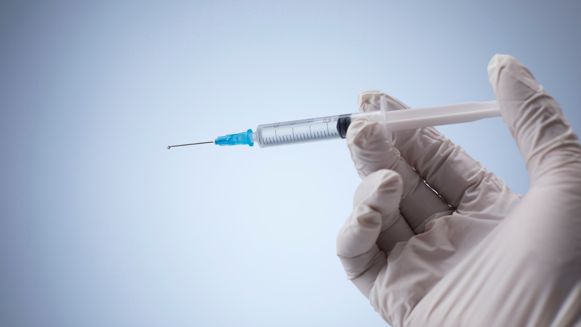 Tiêm nội nhãn thường áp dụng với corticosteroid hoặc thuốc kháng VEGF trong trường hợp phù hoàng điểm hoặc viêm nặng