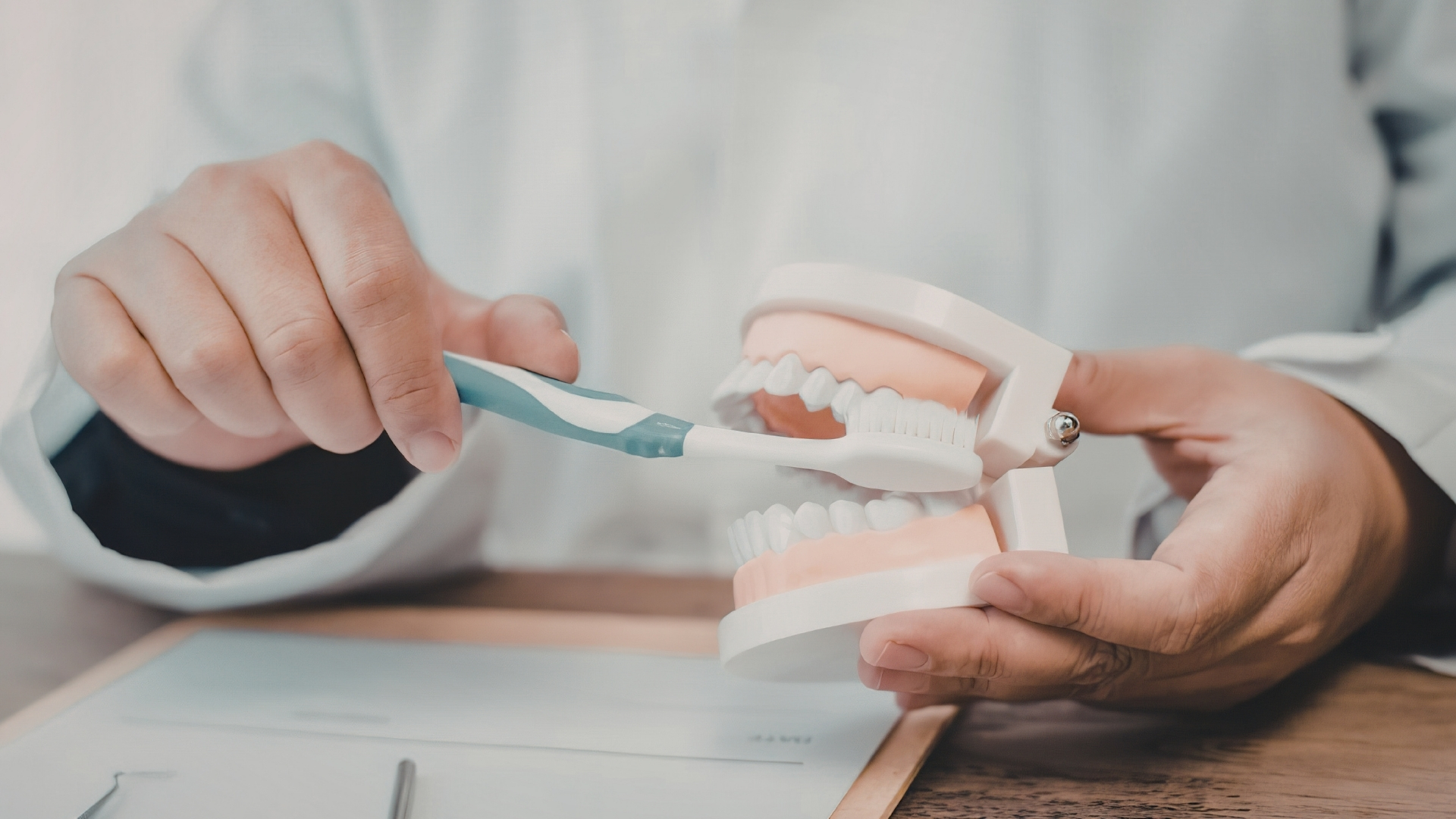 Vệ sinh răng miệng kém cũng góp phần gây tổn thương và viêm niêm mạc