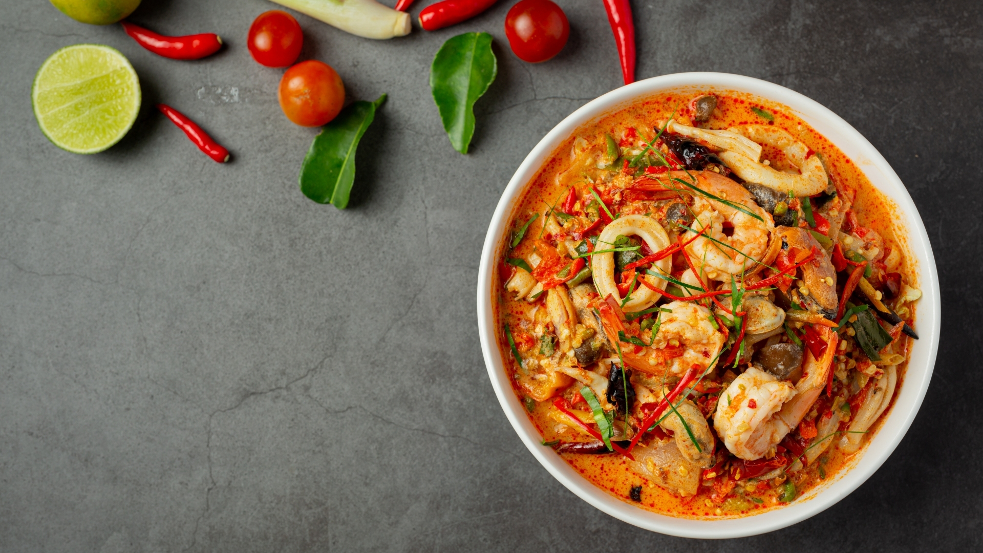 Tránh các thực phẩm có tính kích thích như đồ cay, nóng, chua, nhiều gia vị hoặc thực phẩm quá cứng