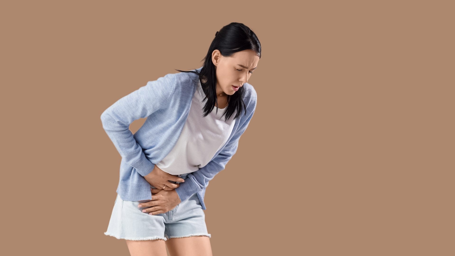 Đau bụng dưới là triệu chứng nổi bật của viêm phần phụ, thường khu trú ở vùng hạ vị hai bên