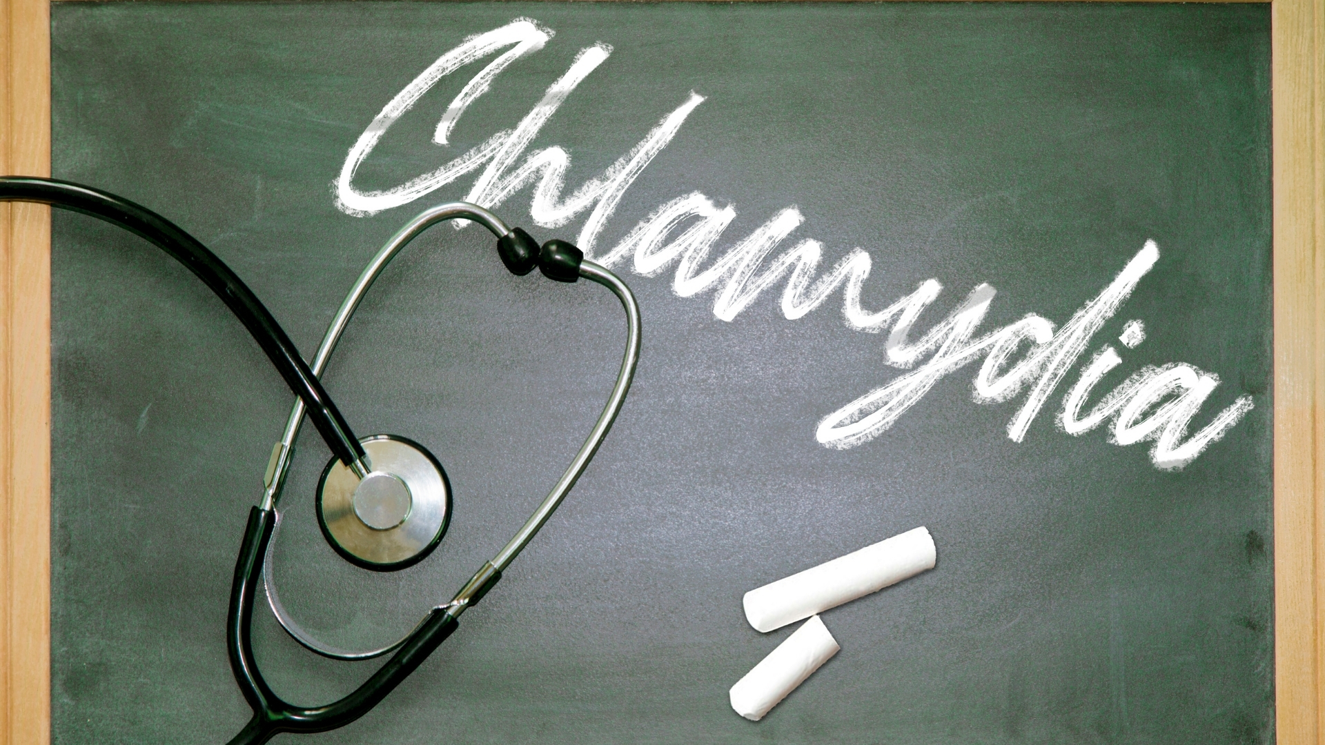 Vi khuẩn lây qua quan hệ tình dục không an toàn như Chlamydia trachomatis có thể gây viêm phần phụ