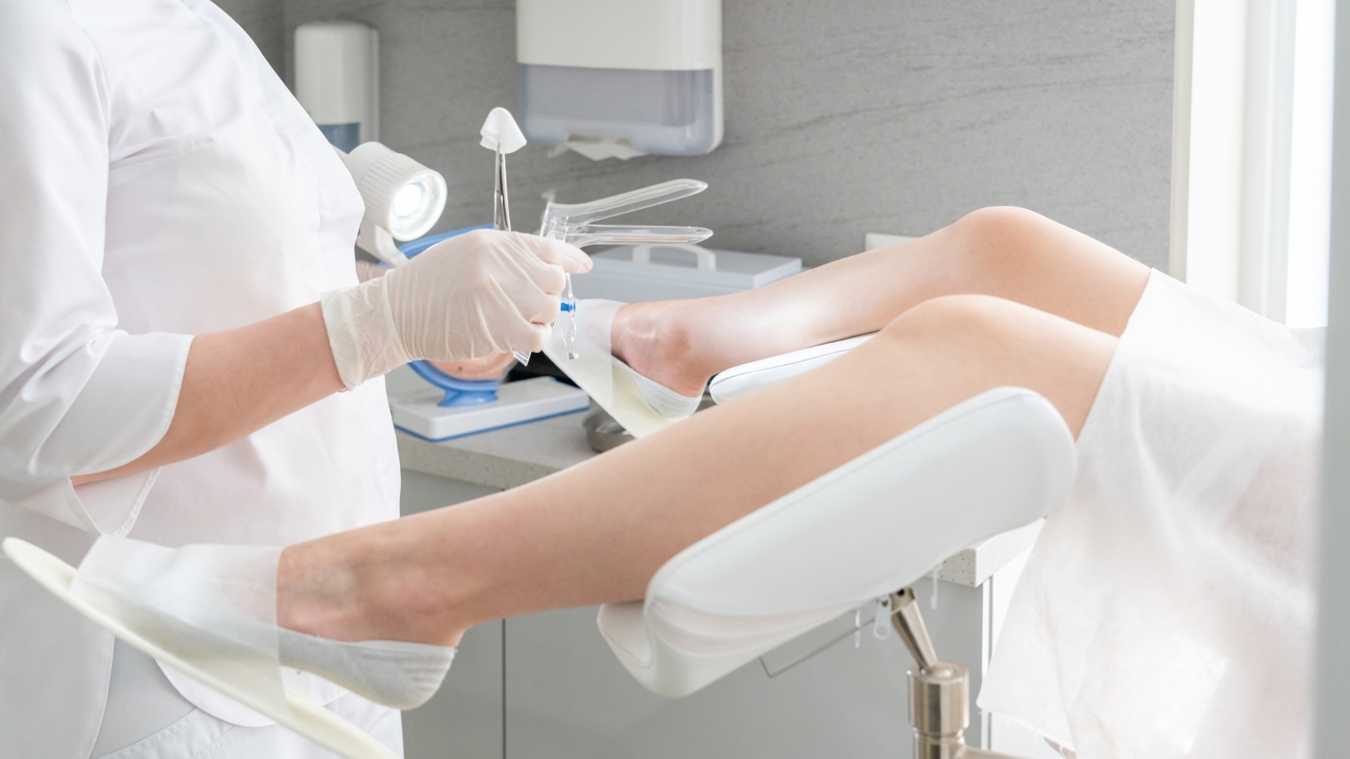 Qua khám bằng mỏ vịt và khám hai tay, bác sĩ có thể đánh giá tình trạng viêm nhiễm tại âm đạo, cổ tử cung và tử cung - phần phụ