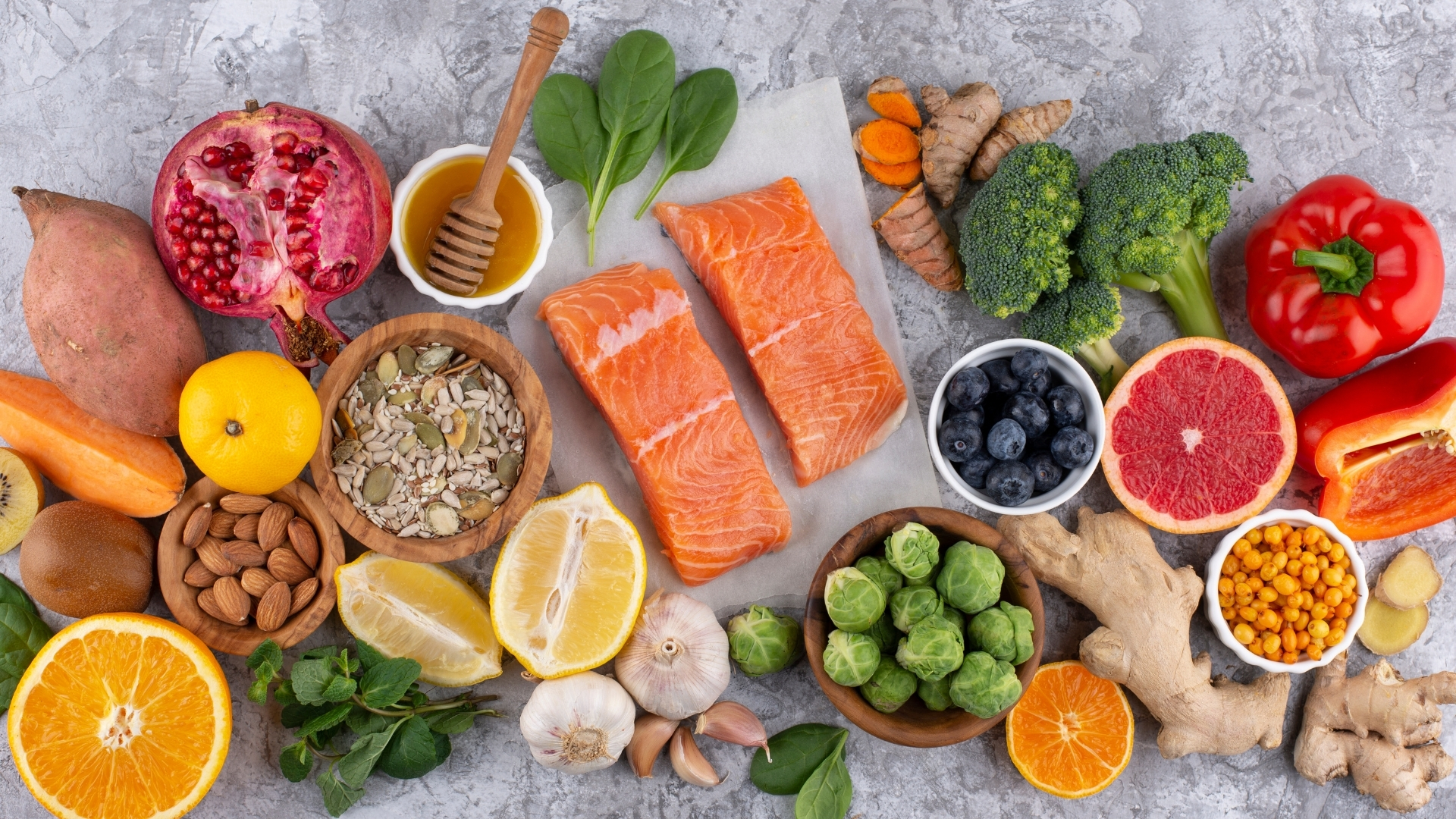 Bổ sung thực phẩm giàu vitamin C, A và E giúp tăng cường sức đề kháng và hỗ trợ quá trình lành viêm