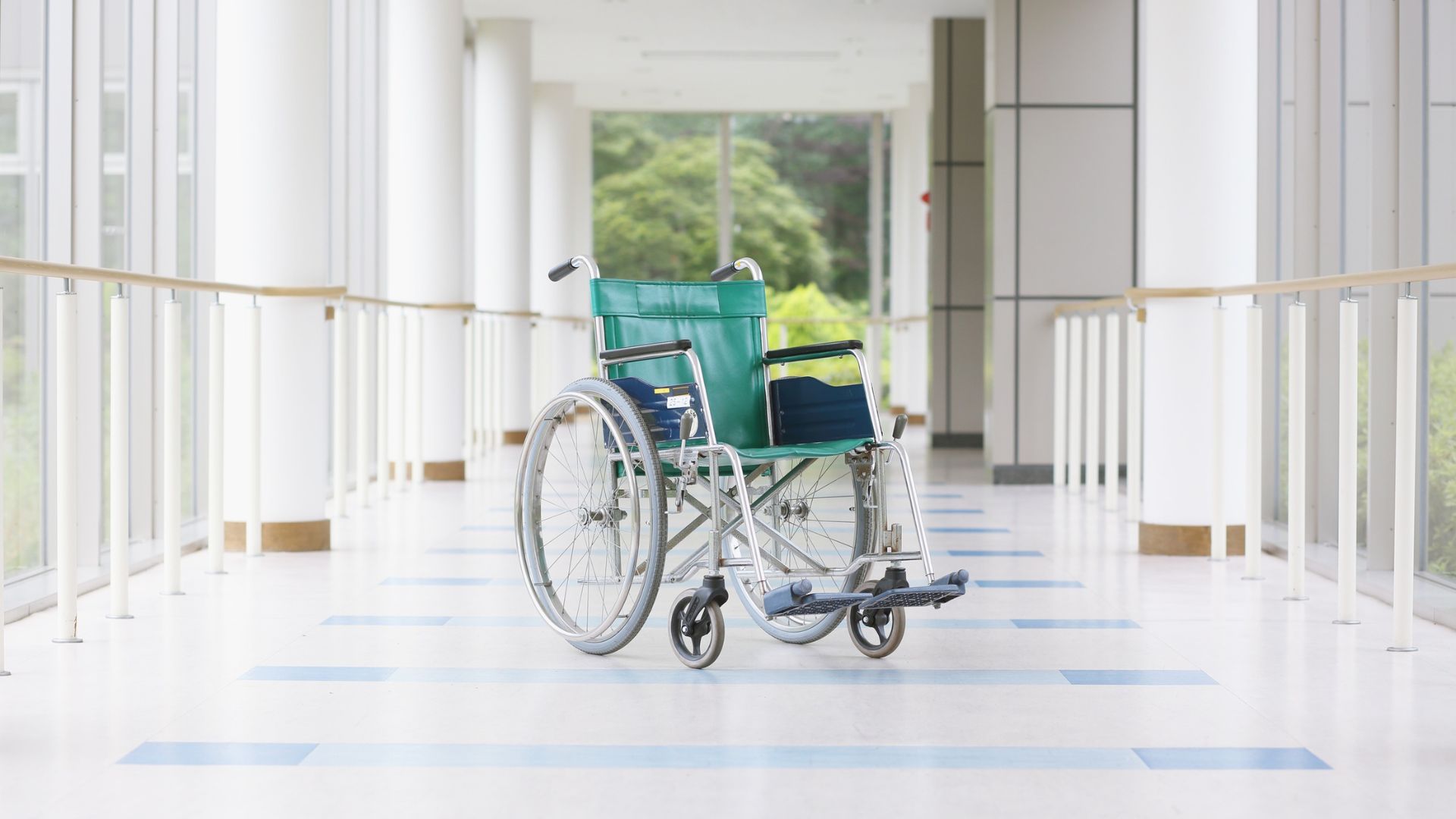 Viêm tuỷ sống có thể gây yếu liệt, mất khả năng vận động