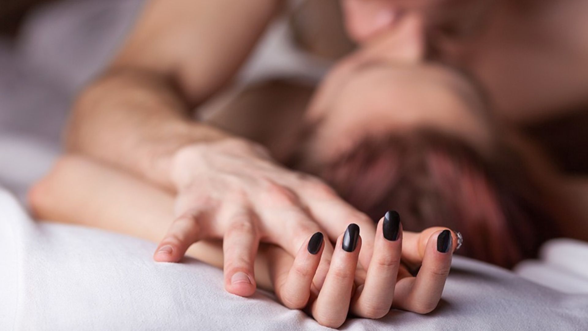 Quan hệ tình dục không an toàn hoặc có nhiều bạn tình là một trong những yếu tố nguy cơ