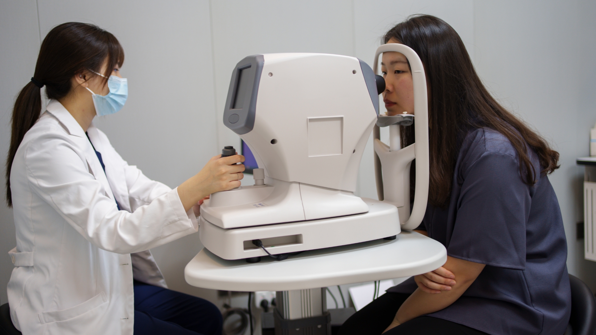 Các kiểm tra chức năng như đo thị lực và đo thị trường giúp xác định mức độ ảnh hưởng của viêm võng mạc đến chức năng nhìn