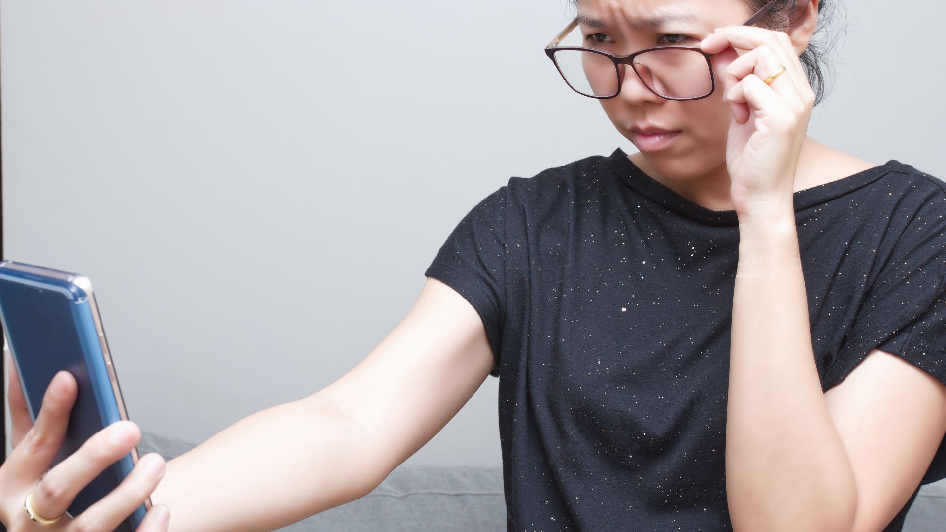 Nhìn gần mờ, nhìn không ổn định, lúc rõ lúc mờ, đặc biệt khi chuyển khoảng nhìn hoặc khi mệt mỏi