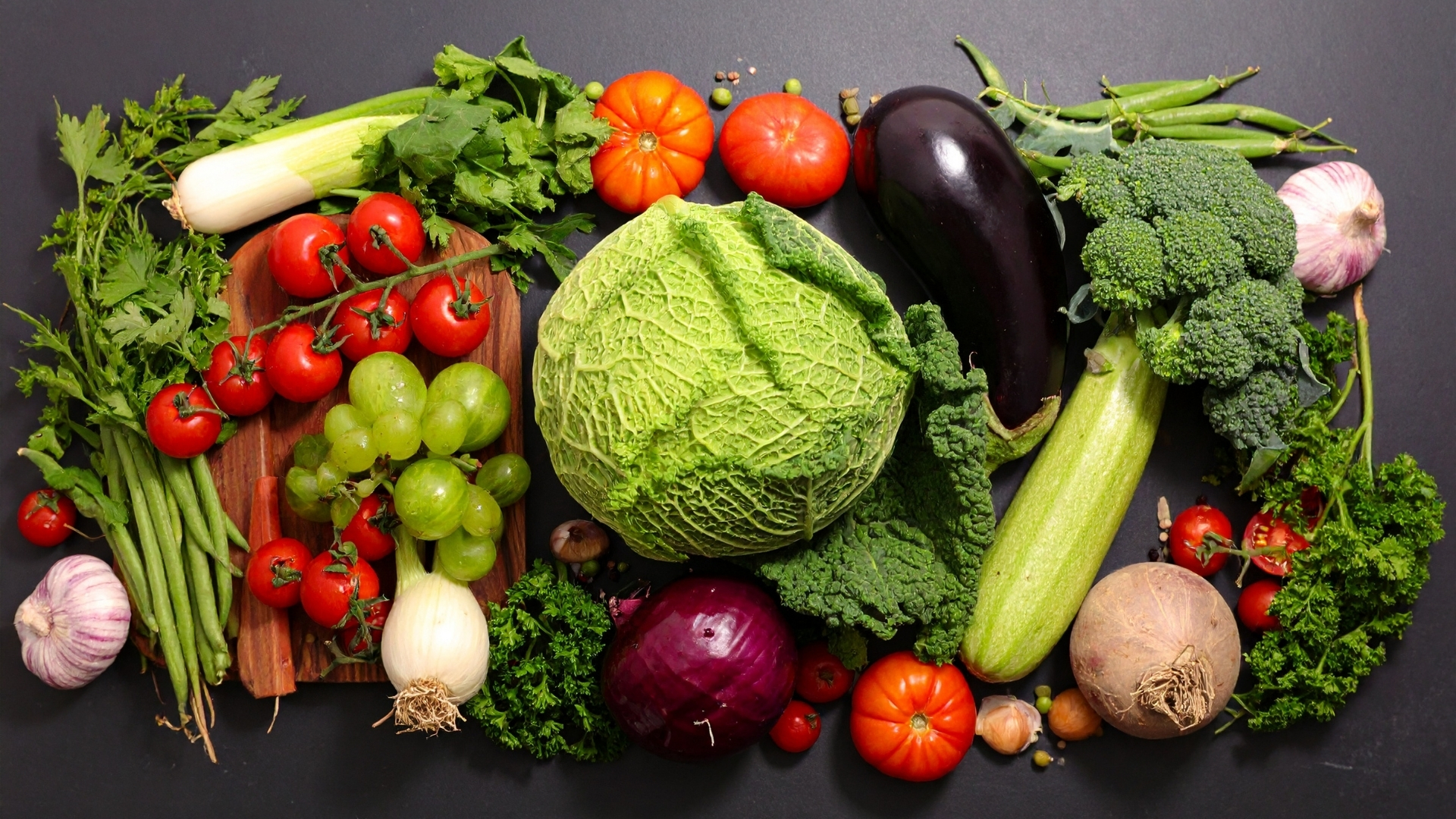 Tăng cường rau xanh, trái cây tươi giúp ức chế quá trình kết tinh khoáng chất trong nước tiểu