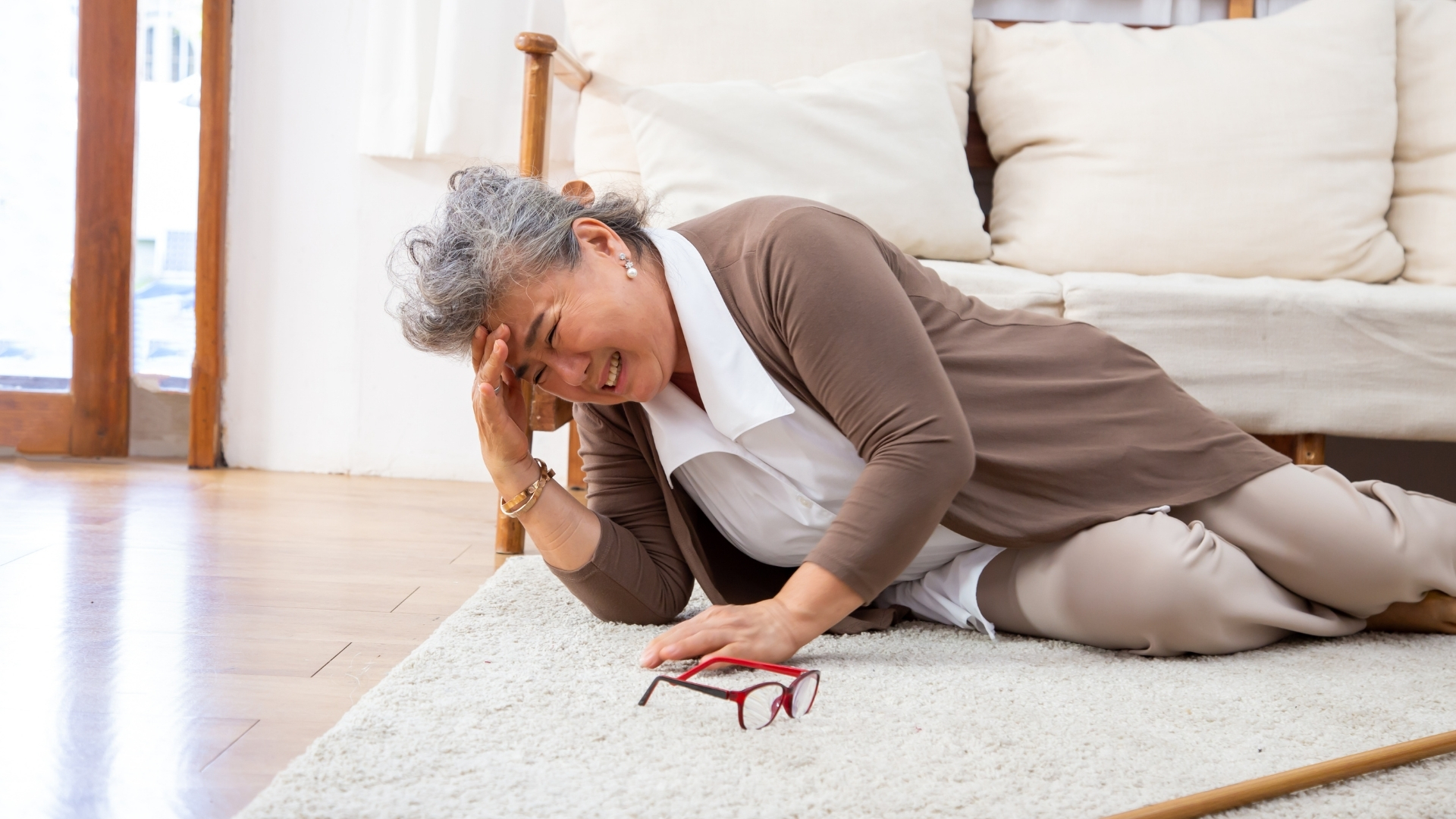 Người bệnh có thể cảm thấy choáng váng, đi đứng không vững hoặc dễ té ngã, liên quan đến giảm tưới máu não