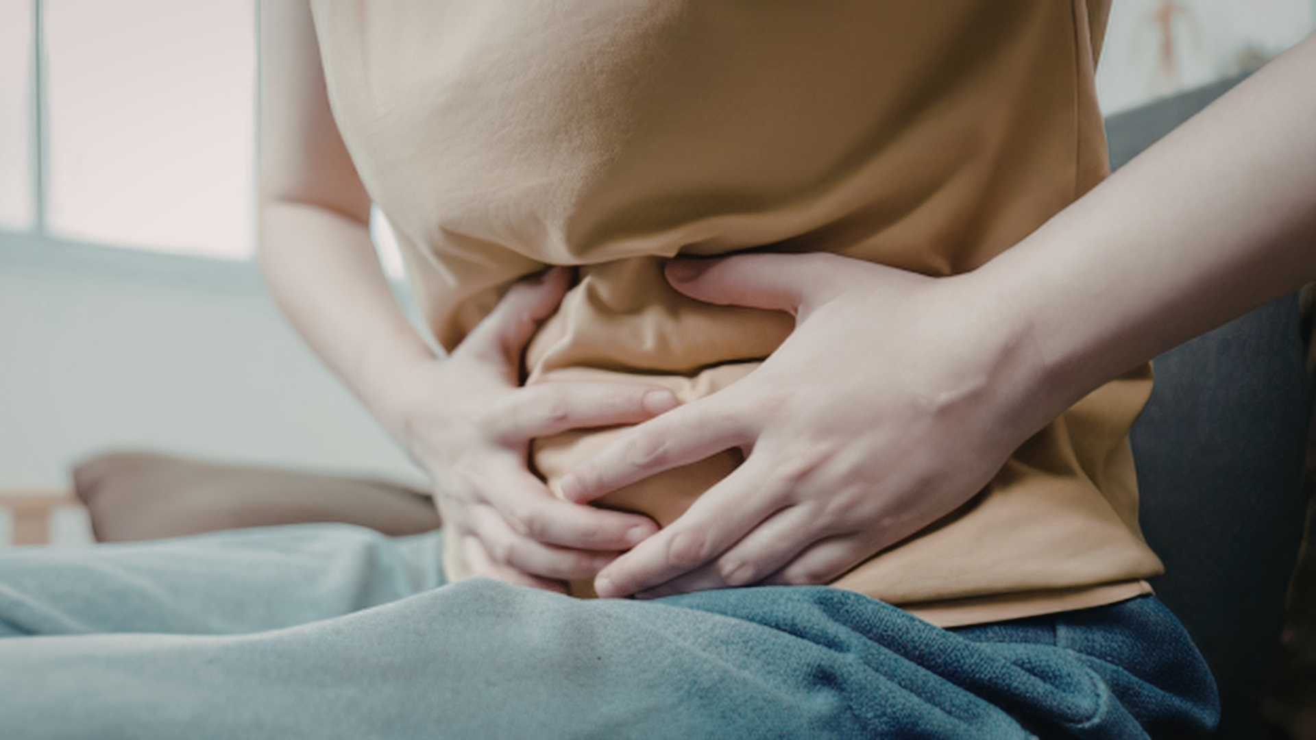 Người bệnh có thể cảm thấy đau âm ỉ, kéo dài ở vùng bụng hoặc sau lưng